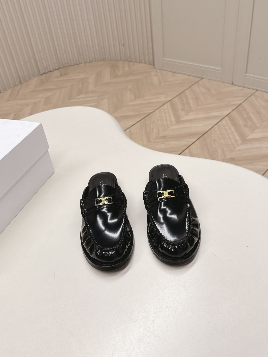 NO:652564,Out of high version CELINE 26 spring model Arc de Triomphe loafers, small leather shoes, versatile series, ins grass planting tool, excellent quality inspection, perfect lens feel and very comfortable, easy to handle college style, material cowhide, original leather outsole, size 35-40, leather shoes, celine, loafers, cowhide, Leather soles19860909出 高版本 塞琳 CELINE 26春款 凯旋门乐福鞋 小皮鞋 百搭系列 ins种草神器 质检超好 、镜头感满分而且非常舒适,学院风轻松拿捏 材料牛皮,原版真皮大底 35-40码,皮鞋,celine,loafers,cowhide,Leather soles,Women's Shoes