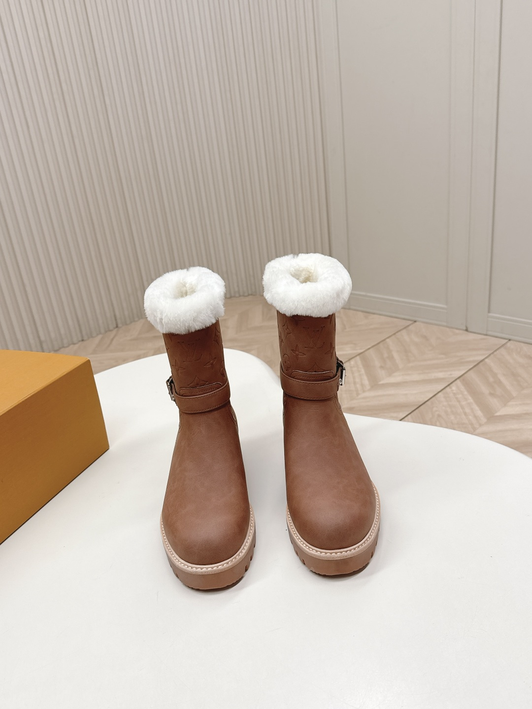 NO:652609,LV Donkey Brand 2025 new winter boots, wool boots, Martin boots, mid-calf boots, snow boots, retro classic embossed, simple, handsome and versatile ~ The shape of the shoes is super good, so easy to wear!  Light and not bulky!  ~ Full wool lining, super good-looking and warm. A must-have for winter. Fabric suede cowhide. Wool lining. Rubber non-slip outsole. Size 35-40 (40 customized), half drag, louis vuitton, louis vuitton, boots, cowhide19860909出 LV 驴牌 2025冬靴新款战靴羊毛靴马丁靴中筒靴雪地靴 复古经典压花简约帅气百搭～鞋形超好,好穿到飞起！轻盈不笨重！~全羊毛内里,超级好看又保暖 冬季必备款 面料反绒牛皮 内里羊毛 大底橡胶防滑大底 码数35-40（40订做）,半拖,louis vuitton,louis vuitton,boots,cowhide,Women's Shoes
