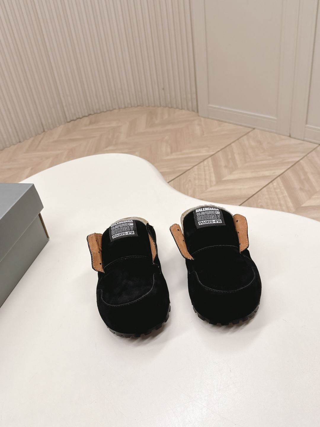 NO:652600,Out of Balenciaga Balenciaga Spring 26 Mule Boken half-slippers Dumbo Mule opens up the retro lazy style. The 2026 spring series non-catwalk 'Dumbo Mule' Mule shoes are officially unveiled, seizing the trend with its unique design!  The gender-neutral series covers mules and short boots, made of distressed suede, with white, black, and beige colors available in multiple styles. The round toe box and oversized tongue bring a sense of retro relaxation, the embroidered label on the tongue hides brand genes, and the cork insole is superimposed with a comfortable buff. It is full of fashion and practicality. 35-40 sizes, half drag, balenciaga, balenciaga, boots, slippers19860909出 Balenciaga 巴黎世家 26春 穆勒博肯半拖鞋 Dumbo Mule开启复古慵懒风 2026春季系列非走秀款「Dumbo Mule」穆勒鞋正式亮相,凭独特设计抢占潮流视野! 波无性别系列涵盖穆勒鞋与短靴,用做旧绒面革打造,白,黑,米色适配多格.圆形鞋头+超大鞋舌自带复古松弛感,鞋舌刺绣标签暗藏品牌基因,软木鞋垫叠加舒适buff,时髦与实穿性拉满.35-40码,半拖,balenciaga,balenciaga,boots,slippers,Women's Shoes