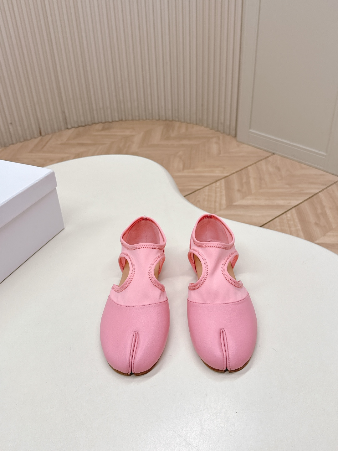 NO:679433,, Maison Marginal 26 spring and summer new split-toe hollow shoes. Marginal designers are so talented. They use Lycra cloth and soft and delicate sheepskin as design elements to create shoes. The hollow shoes are smart and exquisite, paired with short skirts and have a sexy personality. Fabric sheepskin, velvet lining, sheepskin foot pads. Heel height: flat. Italian imported genuine leather outsole. Size: 35-39 (40 customized, non-returnable, non-exchangeable). Split-toe shoes, masion  margiela,skirts,sheepskin,Leather soles19860909,Maison Marginal马吉拉26春夏新品分脚趾中空鞋 马吉拉设计师太有才了 、采用了莱卡布碰撞柔软细腻的羊皮作为设计元素打造鞋品 中空鞋干练精致 、搭配短裙 性感个性 面料羊皮 内里绒 羊皮垫脚 跟高:平底 意大利进口真皮大底 码数:35-39（40定做不退不换）,分趾鞋,masion margiela,skirts,sheepskin,Leather soles,Women's Shoes