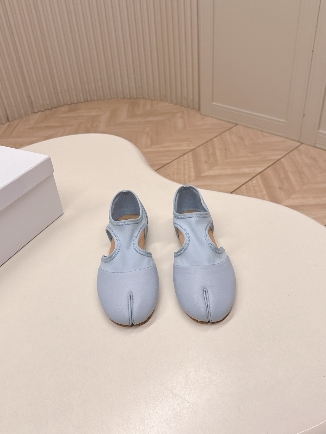 NO:669914,Maison Marginal 26 spring and summer new split-toe hollow shoes. Marginal designers are so talented. They use Lycra cloth and soft and delicate sheepskin as design elements to create shoes. The hollow shoes are smart and exquisite, and match short skirts. Sexy personality. Fabric: sheepskin. Lining velvet. Sheepskin foot pads. Heel height: flat. Italian imported genuine leather outsole. Size: 35-39 (40 can be customized and cannot be returned or exchanged). Split-toe shoes, masion  margiela,skirts,sheepskin,Leather soles19860909出 Maison Marginal马吉拉26春夏新品分脚趾中空鞋 马吉拉设计师太有才了 、采用了莱卡布碰撞柔软细腻的羊皮作为设计元素打造鞋品 中空鞋干练精致 、搭配短裙 性感个性 面料羊皮 内里绒 羊皮垫脚 跟高:平底 意大利进口真皮大底 码数:35-39（40订做不退不换）,分趾鞋,masion margiela,skirts,sheepskin,Leather soles,Women's Shoes