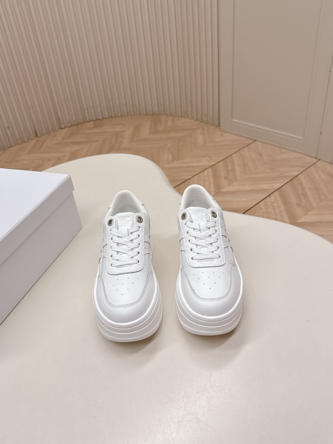 NO:669912,ASH's new popular fashion thick-soled MATCH casual shoes, white shoes and panda shoes!  ASH sustainable fashion new environmentally friendly materials 'new' fashion 'style' chapter series, the brand's classic DNA is integrated into popular lines and environmentally friendly materials. Symmetrical punching design on the upper punching helps the shoe body to be breathable and comfortable. The shoe body has simple lines and clear non-slip texture rubber outsole, which is not easy to slip when walking. The soft and breathable inner mesh surface is soft and comfortable, and the non-tanning material implements the concept of environmental protection.  Light elastic shoe body, one-piece molded high-elastic EVA insole, soft and rebound on the foot, full of Q feeling. 6.5cm light platform thick sole with invisible increase. Imported cowhide surface, mesh breathable inner material, original foam molded outsole, heel height 6.5cm, Size35-40, casual shoes/sports shoes, sneakers, cowhide19860909出 ASH新爆款时尚厚底增高MATCH休闲鞋小白鞋熊猫鞋！ ASH可持续性时尚新型环保材质“新”时尚“型”篇章系列,品牌经典DNA融入流行线条与环保材质 对称式冲孔设计鞋面冲孔助力鞋身透气舒爽鞋身线条简约, 清晰防滑纹路橡胶大底,行走不易打滑. 舒软透气内里网面柔软舒适无铭鞣材质贯彻环保理念. 轻盈弹力鞋身一体成型高弹力EVA鞋垫上脚柔软回弹,Q感十足6.5cm轻盈松糕厚底隐形增高. 进口牛皮面 网面透气内里材质 原版发泡开模大底 跟高6.5cm Size35-40,休闲鞋/运动鞋,sneakers,cowhide,Women's Shoes