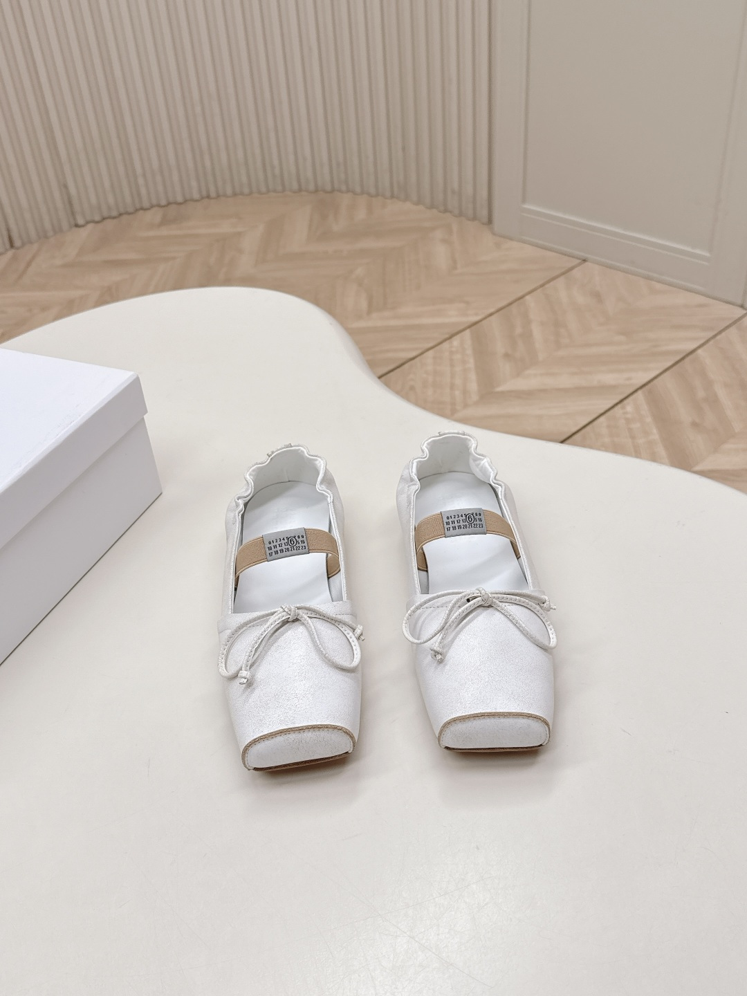 NO:679428,Single shoe style Maison Margiel 26 spring and summer retro square toe elastic band ballet shoes, high heels and sandals series adopt the brand's iconic sculptural outline that fits the shape of the foot. The upper is soft and smooth, taking into account both fit and design. The square toe + ballet elements are combined with the classic square toe design to create a modern feel. It is paired with the bow decoration on the upper to reconstruct the elegant outline of the ballet shoes. At the same time, it is made into a back-sliding style of mules, which is both casual and refined.  There is the iconic white single-thread stitching on the heel, and the elastic strap of the shoe body has the MM6 digital logo, which is the key to brand recognition. The empty mule slip structure simplifies the way to put on and take off, combining the softness of ballet shoes with the casualness of mule shoes. The upper is retro burst cowhide, the lining is silk sheepskin, the outsole is genuine leather, size 35-41 (40.41. Customized, non-refundable), slippers, ballet shoes, masion  margiela,sandals,high heels,slippers,cowhide,sheepskin,Leather soles19860909单鞋款 Maison Margiel 26春夏款复古方头弹力带芭蕾鞋高跟鞋凉鞋系列 采用品牌标志性的贴合脚型的雕塑感轮廓,鞋面柔软且线条流畅,兼顾贴合度与设计感.方头+芭蕾元素融合经典方头设计打造现代感,搭配鞋面蝴蝶结装饰,重构芭蕾鞋的优雅轮廓,同时做穆勒拖的后空款式,兼具休闲与精致. 鞋后跟处有标志性的白色单线缝线,鞋身弹性带带有MM6数字标识,是品牌辨识度的关键.后空的穆勒拖结构,简化穿脱方式,将芭蕾鞋的柔美与穆勒鞋的随性结合. 鞋面复古爆裂牛皮 内里丝绸羊皮里 大底真皮大底 size35-41码（40.41.定制不退换）,拖鞋芭蕾舞鞋,masion margiela,sandals,high heels,slippers,cowhide,sheepskin,Leather soles,Women's Shoes