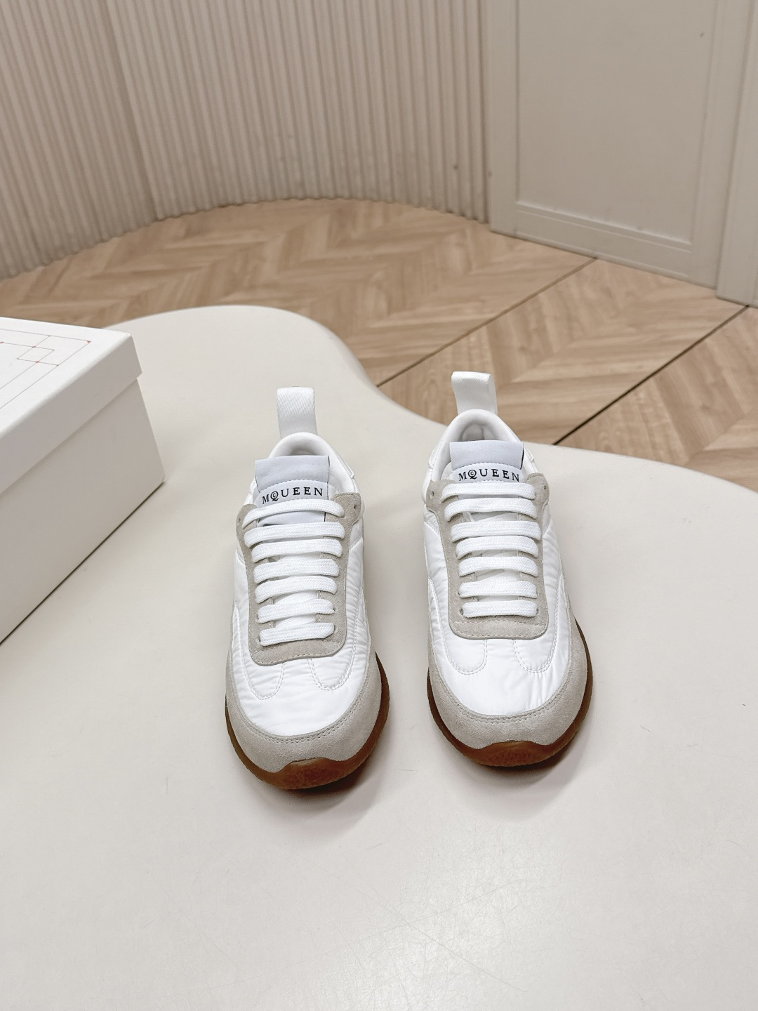 NO:669906,Out of McQueen McQueen Ec1 26ss new white shoes Dexun sneakers. The most popular Dexun shoes at the moment. Inspired by the classic retro college style, a new interpretation of the classic, light, comfortable and breathable essential item for all seasons. Whether it is paired with jeans or a skirt, the style can be switched at any time.  No pressure! Speaking of comfort, these shoes are also quite good! The suede material makes the feet feel softer, suitable for long-term wear, and you will not feel tired even when shopping. This detail really impressed me!  Material: High mercerized cow suede patchwork, sheepskin lining. Outsole: original raw rubber outsole. Size# female 35-40 (40 custom made, non-returnable), casual shoes/sports shoes, alexander mcqueen, sneakers, skirts, jeans, sheepskin, chamois leather19860909出 McQueen 麦昆 Ec1 26ss新款 小白鞋 德训运动鞋 当下最火爆的一款的德训鞋 灵感来自经典复古学院风,全新演绎经典,轻便、舒适、透气的四季必备单品 无论是搭配牛仔裤还是裙子,风格切换毫 无压力!说到舒适感,这双鞋也是相当出色!麂皮材质让脚感更柔软,适合长时间穿着,即便是逛街也不会觉得累.这个细节真是打动了我！ 材质高丝光牛反绒拼布 内里羊皮 大底:原版生胶大底 Size#女35-40（40订做不退换）,休闲鞋/运动鞋,alexander mcqueen,sneakers,skirts,jeans,sheepskin,chamois leather,Women's Shoes