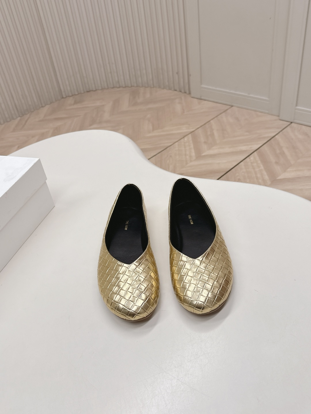 NO:679430,, the row 26 spring style woven surface granny shoes single shoes. The woven embossing makes the originally monotonous granny shoes exquisite and elegant. The retro woven design not only reveals a literary style, but is also super versatile, whether it is commuting or leisure, you can easily hold it!  It’s convenient to just push on, and the flat-bottom design is so comfortable that you won’t feel tired even if you’re shopping all day long!  Retro and fashion coexist. Fabric leather woven, sheepskin lining, outsole, genuine leather, size 35-39 (40.41 customized, non-refundable), single shoes, sheepskin, Leather soles19860909,the row 26春款 编织面奶奶鞋 单鞋 编织压纹让原本单调的奶奶鞋精致又高雅 复古编织设计,不仅透着一股文艺范儿,还超级百搭,无论是通勤或休闲,都能轻松hold住！一脚蹬的便利,平底设计更是舒适到飞起,逛街一整天都不累脚！复古与时尚并存. 面料皮面编织 内里羊皮内里 大底真皮大底 码数35-39（40.41定制不退换）,单鞋,sheepskin,Leather soles,Women's Shoes