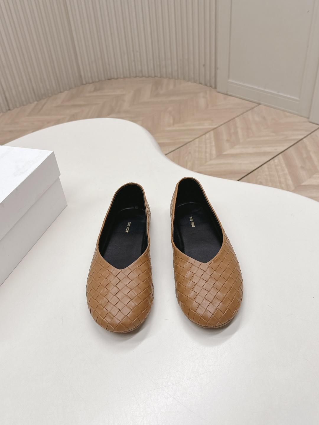 NO:669895,Out of the row 26 spring style woven surface granny shoes, single shoes. The woven embossing makes the original monotonous granny shoes exquisite and elegant. The retro woven design not only reveals a literary style, but is also super versatile, whether it is commuting or leisure, you can easily hold it!  It’s convenient to just push on, and the flat-bottom design is so comfortable that you won’t feel tired even if you’re shopping all day long!  Retro and fashion coexist. Leather woven, sheepskin lining, genuine leather outsole 35-39.40.41, single shoes, sheepskin, Leather soles19860909出 the row 26春款 编织面奶奶鞋 单鞋 编织压纹让原本单调的奶奶鞋精致又高雅 复古编织设计,不仅透着一股文艺范儿,还超级百搭,无论是通勤或休闲,都能轻松hold住！一脚蹬的便利,平底设计更是舒适到飞起,逛街一整天都不累脚！复古与时尚并存.皮面编织,羊皮内里 真皮大底35-39.40.41定,单鞋,sheepskin,Leather soles,Women's Shoes