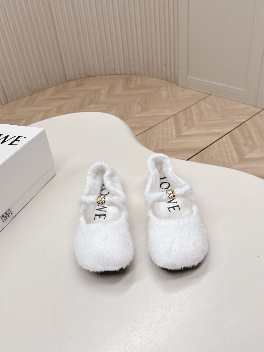 NO:669886,LOEWE's new limited edition furry shoes, with the hottest colors, real lazy casual fashion shoes, with a looming beauty, made of fine imported wool, which is soft and smooth when touching the fur. It has a built-in heating function, giving a warm feeling in winter. It is super light, super soft and super comfortable. It feels like you are not wearing shoes at all. Your feet are really beautiful!  The most dazzling fashion in Paris, same style as celebrity bloggers!  A must-have when going out!  Fabric: Imported small wool (black, white, coffee, khaki) in four colors Lining: Imported small wool Heel height: 1cm, Outsole: Original wear-resistant raw rubber sole Number: 35-39 (40.41. Can be customized), ballet shoes, loewe, loewe19860909出罗意威LOEWE 新款限量版的毛毛鞋,搭配最火的色调,真正的懒人休闲时尚鞋,加若隐若现的美感,采用细腻进口小羊毛,触碰皮毛一体,柔嫩滑顺 自带加热功能,给冬天暖暖的感觉,超轻 超软 超舒服,穿上像没穿鞋一样的感觉 上脚真的美极了！时尚巴黎最耀眼,明星博主同款！出门必备！ 面料:进口小羊毛（黑,白,咖啡,卡其）四色齐发 里料:进口小羊毛 跟高:1cm, 大底:原版耐磨生胶底 数码:35-39（40.41.可定做）,芭蕾舞鞋,loewe,loewe,Women's Shoes