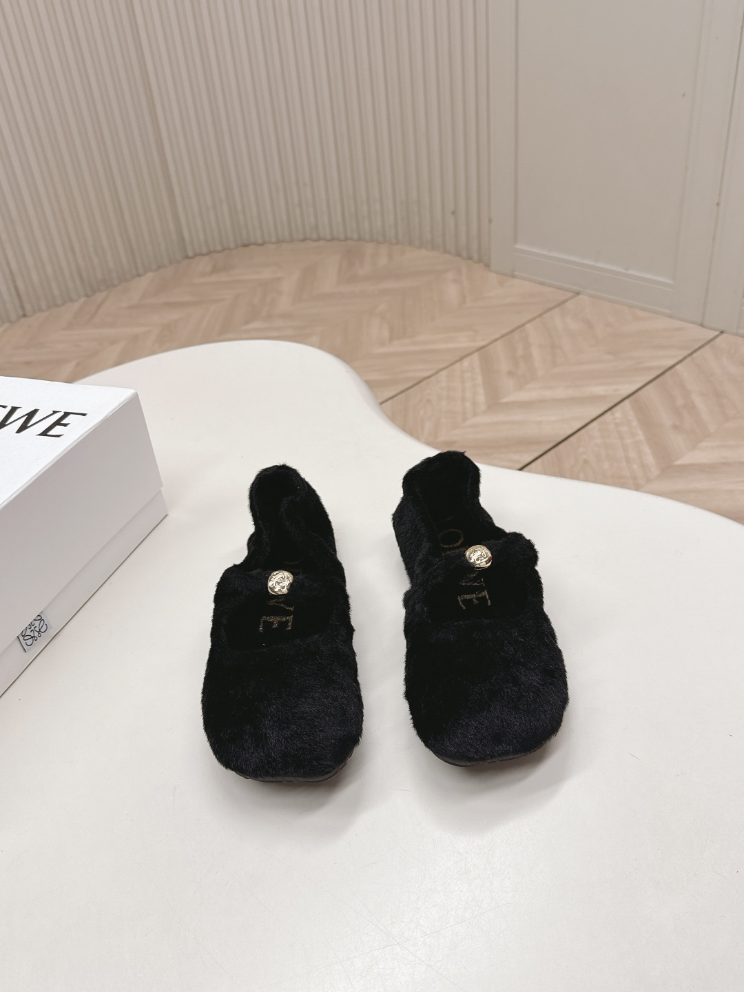 NO:669894,LOEWE's new limited edition furry shoes, with the hottest colors, real lazy casual fashion shoes, with a looming beauty, made of fine imported wool, which is soft and smooth when touching the fur. It has a built-in heating function, giving a warm feeling in winter. It is super light, super soft and super comfortable. It feels like you are not wearing shoes at all. Your feet are really beautiful!  The most dazzling fashion in Paris, same style as celebrity bloggers!  A must-have when going out!  Fabric: Imported small wool (black, white, coffee, khaki) in four colors Lining: Imported small wool Heel height: 1cm, Outsole: Original wear-resistant raw rubber sole Number: 35-39 (40.41. Can be customized), ballet shoes, loewe, loewe19860909出罗意威LOEWE 新款限量版的毛毛鞋,搭配最火的色调,真正的懒人休闲时尚鞋,加若隐若现的美感,采用细腻进口小羊毛,触碰皮毛一体,柔嫩滑顺 自带加热功能,给冬天暖暖的感觉,超轻 超软 超舒服,穿上像没穿鞋一样的感觉 上脚真的美极了！时尚巴黎最耀眼,明星博主同款！出门必备！ 面料:进口小羊毛（黑,白,咖啡,卡其）四色齐发 里料:进口小羊毛 跟高:1cm, 大底:原版耐磨生胶底 数码:35-39（40.41.可定做）,芭蕾舞鞋,loewe,loewe,Women's Shoes