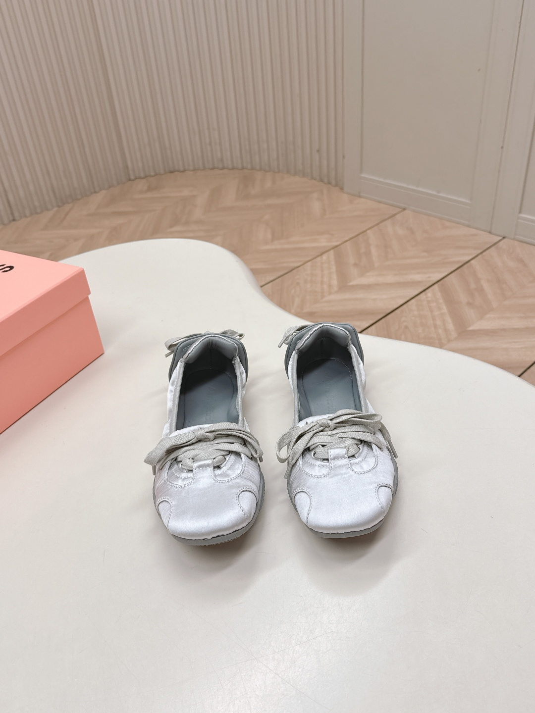 NO:669899,New satin comes out in 2026 new colors!  Acne Studios new ballet sneakers (Acne Studios combines sneakers with elements of the popular ballet shoes to launch ballet sneakers for the first time! The entire pair of shoes also refers to the real pointe shoes worn by ballerinas, creating a strap design in the front half, and there are also cross straps on the heel, boat-shaped shoe body, narrow and long last, etc., which are somewhat similar to pointe shoes.  The upper is made of textured veneer leather, and there are exquisite decorative straps on the rear of the shoe. It is paired with a seamless rubber sole. It is a pair of flat shoes with both romantic and street feel. Size 35-40, ballet shoes, acne studios, dior, flats, sneakers19860909新缎面 出 2026新色系！Acne Studios新款芭蕾舞运动鞋(Acne Studios将运动鞋与当下热门的芭蕾舞鞋元素结合首次推出芭蕾舞运动鞋! 整双鞋也参考了芭蕾舞女演员真实穿的足尖鞋,打造前半段的绑带设计,脚后跟的地方也有交叉绑带,船型鞋身、窄长楦头等等,都和足尖鞋有几分相似. 鞋面采用带有纹路的饰面皮革制成,鞋后方还有精致的装饰性绑带,搭配无缝橡胶鞋底,是一双兼具浪漫与街头感的平底鞋.35-40码,芭蕾舞鞋,acne studios,dior,flats,sneakers,Women's Shoes