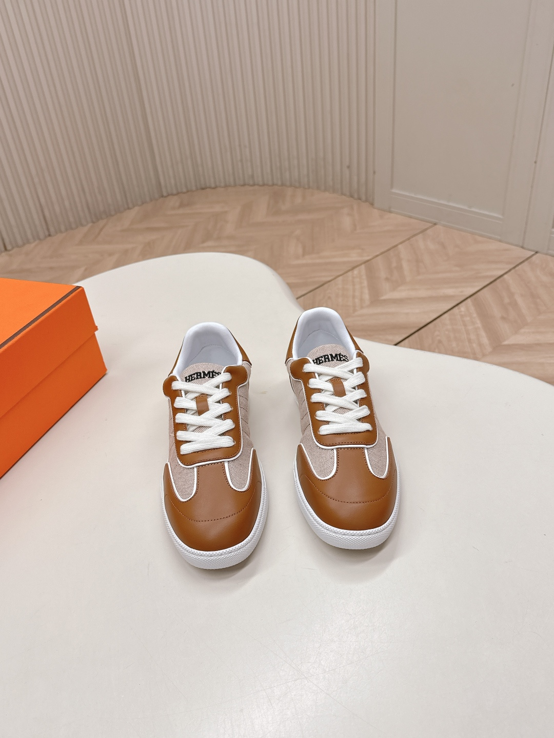 NO:669856,Couple model, women, men, Hermes 2026 new series of casual sports shoes and sneakers, with ultimate craftsmanship, new products are available at the counter at the same time. Every detail of the shoes is made with special care, which is quite eye-catching. The elegant splicing elements highlight the good temperament!  The classic version is upgraded with exquisite color matching, adding a casual atmosphere, and exquisite lines, which can better reflect the family-style design language. Interspersed with exquisite lines, it perfectly fits the foot shape, naturally outlines the fashionable outline, achieves a visual impact, and fully interprets a different sports style!  The fabric is imported cowhide, mixed sheepskin for foot pads, comfortable on the feet, rubber outsole, non-slip and wear-resistant!  Size 35-45, casual shoes/sports shoes, hermes, hermes, sneakers, cowhide, sheepskin19860909情侣款 女 男 Hermes 爱马仕2026 新系列休闲运动鞋板鞋 工艺极致,同步专柜上新.鞋子的每一个细节都特别用心,相当惹眼,雅致的拼接元素,凸显不俗的气质！ 经典版型升级 精致配色,增添休闲的气息,精致的线条,无形之中能够更好体现家族式的设计语言,穿插精致的线条 完美契合脚型,自然的勾勒时尚的轮廓,达到视觉上的冲击效果,充分演绎不一样的运动风格！ 面料进口牛皮 垫脚混种羊皮,脚感舒适,橡胶大底,防滑耐磨！码数35-45,休闲鞋/运动鞋,hermes,hermes,sneakers,cowhide,sheepskin,Women's Shoes