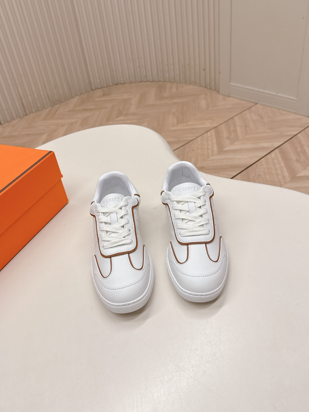 NO:670239,Couple model for women and men. Hermes 2026 new series of casual sports shoes and sneakers. The craftsmanship is extremely exquisite, and it is new at the counter at the same time. Every detail of the shoes is specially thought out, which is quite eye-catching. The elegant splicing elements highlight the good temperament!  The classic version is upgraded with exquisite color matching, adding a casual atmosphere, and exquisite lines, which can better reflect the family-style design language. Interspersed with exquisite lines, it perfectly fits the foot shape, naturally outlines the fashionable outline, achieves a visual impact, and fully interprets a different sports style!  The fabric is imported cowhide, mixed sheepskin for foot pads, comfortable on the feet, rubber outsole, non-slip and wear-resistant!  Size 35-45, casual shoes/sports shoes, hermes, hermes, sneakers, cowhide, sheepskin19860909情侣款 出女 男 Hermes 爱马仕2026 新系列休闲运动鞋板鞋 工艺极致,同步专柜上新.鞋子的每一个细节都特别用心,相当惹眼,雅致的拼接元素,凸显不俗的气质！ 经典版型升级 精致配色,增添休闲的气息,精致的线条,无形之中能够更好体现出家族式的设计语言,穿插精致的线条 完美契合脚型,自然的勾勒出时尚的轮廓,达到视觉上的冲击效果,充分演绎不一样的运动风格！ 面料进口牛皮 垫脚混种羊皮,脚感舒适,橡胶大底,防滑耐磨！码数35-45,休闲鞋/运动鞋,hermes,hermes,sneakers,cowhide,sheepskin,Women's Shoes