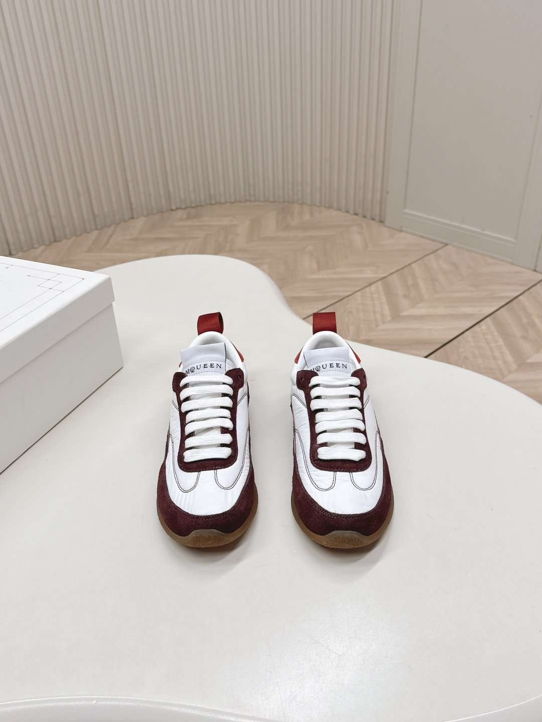 NO:681130,Add new colors!  McQueen Ec1 26ss new white shoes Dexun sneakers are the most popular Dexun shoes at the moment. Inspired by the classic retro college style, it is a new interpretation of the classic, lightweight, comfortable and breathable essential item for all seasons. Whether it is paired with jeans or a skirt, there is no pressure to switch styles! Speaking of comfort, these shoes are also quite good! The suede material makes the feet feel softer, suitable for long-term wear, and you will not feel tired even when shopping. This detail really touched me!  Material: High mercerized cow suede patchwork, sheepskin lining. Outsole: original raw rubber outsole. Size# female 35-40 (40 custom made, non-returnable), casual shoes/sports shoes, alexander mcqueen, sneakers, skirts, jeans, sheepskin, chamois leather19860909加新色！ McQueen 麦昆 Ec1 26ss新款 小白鞋 德训运动鞋 当下最火爆的一款的德训鞋 灵感来自经典复古学院风,全新演绎经典,轻便、舒适、透气的四季必备单品 无论是搭配牛仔裤还是裙子,风格切换毫 无压力!说到舒适感,这双鞋也是相当色!麂皮材质让脚感更柔软,适合长时间穿着,即便是逛街也不会觉得累.这个细节真是打动了我！ 材质高丝光牛反绒拼布 内里羊皮 大底:原版生胶大底 Size#女35-40（40订做不退换）,休闲鞋/运动鞋,alexander mcqueen,sneakers,skirts,jeans,sheepskin,chamois leather,Women's Shoes