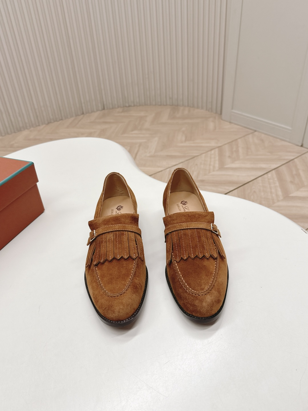 NO:682302,, Loropiana LP spring style classic high-mercerized cowhide loafers. LP has always been a design style that is mainly comfortable to wear. In recent years, the old-money style has been super worn. This loafer is no exception. The simple tassel design concept is extremely minimalist when combined with the brand's classic colors for embellishment!  It is really a pair of items that can be worn regardless of age, occupation or outfit. The material is imported first-layer cowhide. The lining is cowhide lining. The outsole is original Italian leather outsole. Size women's model 35-41 (40.41 custom-made and non-returnable), loafers, loro piana, loro piana, loafers, cowhide, Leather soles19860909,Loropiana LP 春款 经典高丝光牛皮乐福皮鞋 LP一直是以好穿舒适为主的设计风格 这几年老钱风穿搭超级 这款乐福鞋也不例外 简约流苏的设计理念搭配品牌经典的颜色做点缀显得格外极简！真的做到一双不分年龄不分职业不分穿搭都可以驾驭的单品 面料进口头层牛皮 内里内里牛皮内里 大底原版意大利真皮大底 Size女款35-41（40.41定做不退换）,乐福鞋,loro piana,loro piana,loafers,cowhide,Leather soles,Women's Shoes