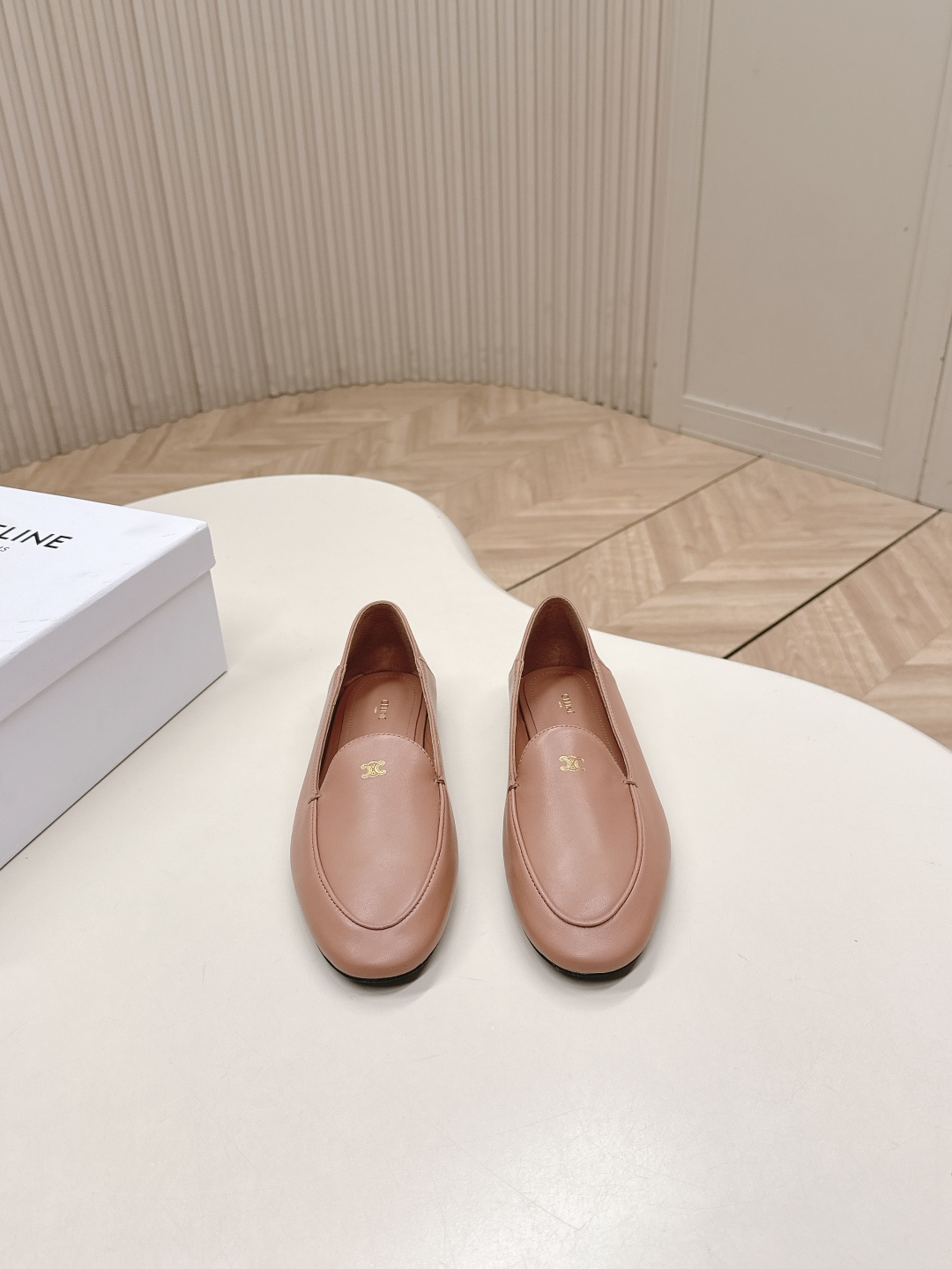 NO:692912,CELINE's latest spring and summer loafers for 2026. Many celebrity internet celebrities are planting loafers. This year's super popular loafers. Simple old money style outfit. Produced by a big factory. Don't worry about quality control. Retro and modern design, suit pants, skirts and jeans can be easily worn. Low-key and full of temperament. The shoes are super soft and can be worn twice!  !  The upper is imported top-grade mixed sheepskin!  Not a bargain on the market!  !  Outsole Italian genuine leather outsole Size 35-41 (40 41 custom-made and non-returnable), single shoes, celine, loafers, skirts, jeans, business suit, sheepskin, Leather soles19860909CELINE思琳2026春夏最新款乐福鞋 超多明星网红种草 今年超火的乐福鞋 简简单单的老钱风穿搭 妥妥大厂出品 品质品控不用担心 复古摩登设计,西装裤、裙装、牛仔裤都能轻松驾驭,低调又气质满满,鞋子超软可以两穿！！ 鞋面进口顶级混种羊皮！非市面便宜货！！ 大底 意大利真皮大底Size35-41（40 41订做不退换）,单鞋,celine,loafers,skirts,jeans,business suit,sheepskin,Leather soles,Women's Shoes