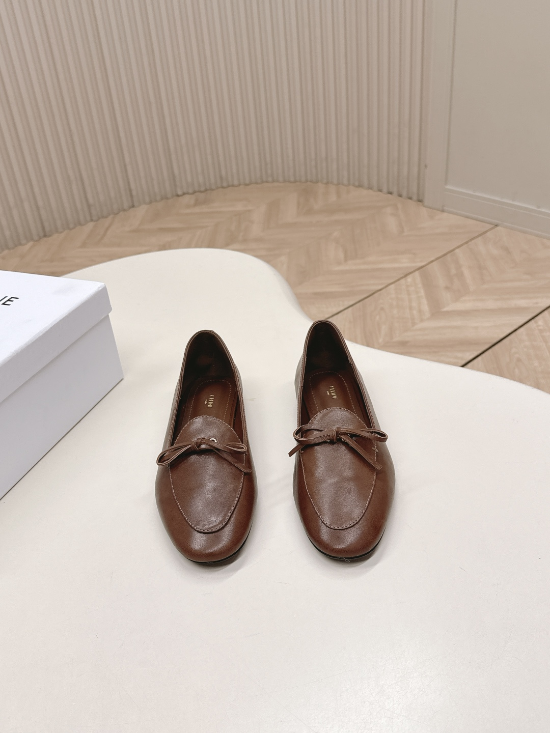 NO:682315,, CELINE's latest 2026 spring and summer loafers. There are many celebrities and Internet celebrities. This year's super popular loafers. Simple old-money style wear. Produced by a big factory. Don't worry about quality control. Retro and modern design, suit pants, skirts, and jeans can be easily worn. Low-key and full of temperament. The shoes are super soft and can be worn twice!  !  The fabric is imported top-grade mixed sheepskin!  Non-market bargain outsole Italian genuine leather outsole Size35-41 (40.41. Customized and non-returnable), loafers, celine, loafers, skirts, jeans, business suit, sheepskin, Leather soles19860909,CELINE思琳2026春夏最新款乐福鞋 超多明星网红种草 今年超火的乐福鞋 简简单单的老钱风穿搭 妥妥大厂出品 品质品控不用担心 复古摩登设计,西装裤、裙装、牛仔裤都能轻松驾驭,低调又气质满满,鞋子超软可以两穿！！ 面料进口顶级混种羊皮！非市面便宜货 大底 意大利真皮大底 Size35-41（40.41.定做不退换）,乐福鞋,celine,loafers,skirts,jeans,business suit,sheepskin,Leather soles,Women's Shoes