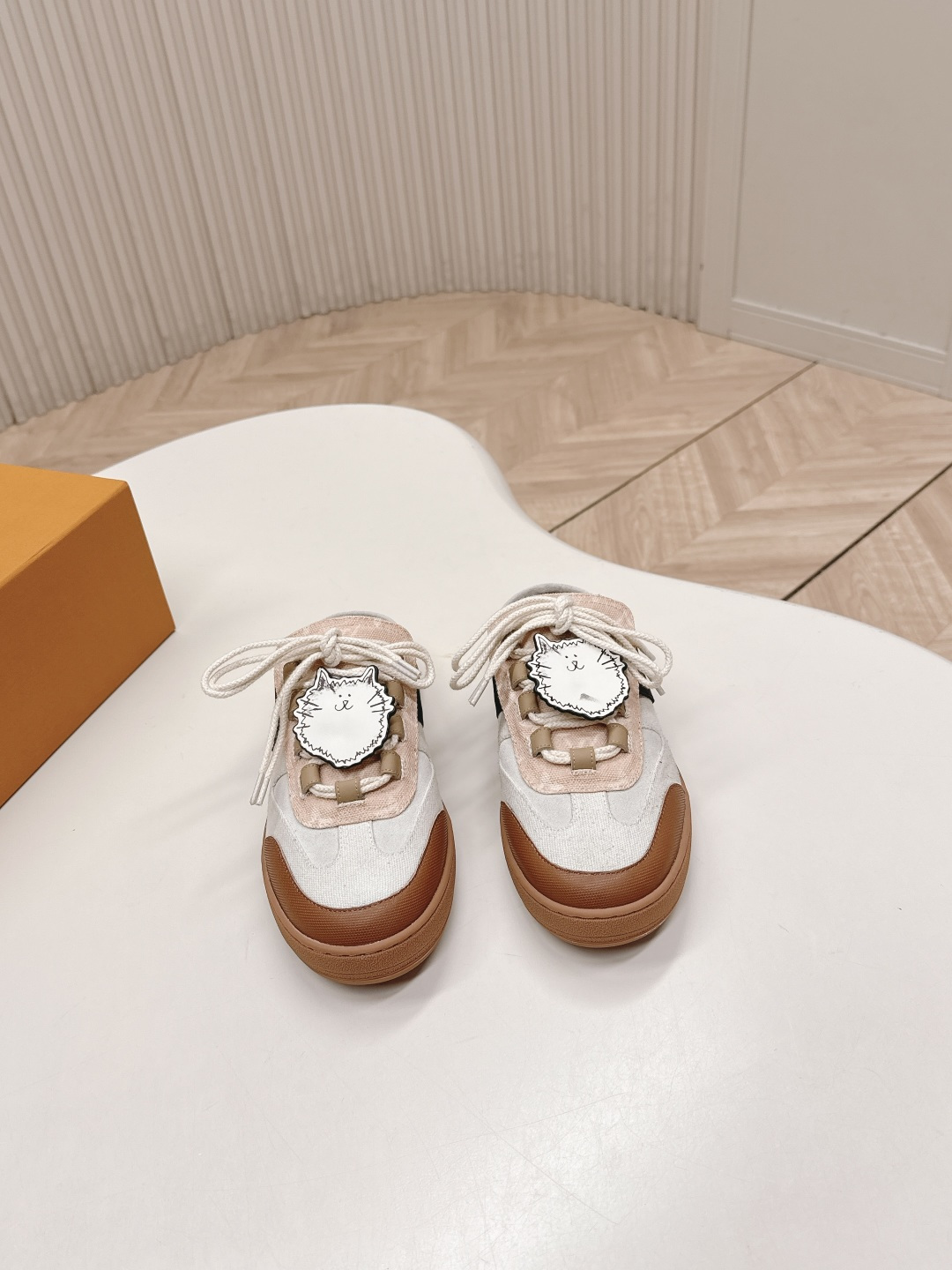 NO:681124,LV&Grace co-branded 26 cute cat shoes and half slippers. LV teamed up with cat artist Grace to bring a new series ('W,* the cute cat stars are coming 'cat sneaky, cute! Personalized half slippers, fashionable and versatile. Original cloth and leather, cowhide lining, original outsole 35-40.41, casual shoes/sneakers, louis vuitton, sneakers, slippers, cowhide19860909LV&Grace联名款26款可爱猫猫鞋半拖鞋 LV结合猫咪艺术家Grace带来全新系列('W,*呆萌猫星人可爱来袭「猫猫祟祟,可爱击! 个性半拖板鞋 时尚百搭.原版布面拼皮 牛皮里 原版大底 35-40.41定,休闲鞋/运动鞋,louis vuitton,sneakers,slippers,cowhide,Women's Shoes