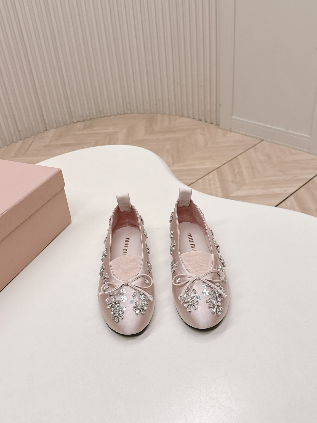 NO:682491,miumiu26 Spring New Single Shoes Mary Jane Small Leather Shoes Versatile last shape for slim feet yyds. Three-dimensional and full shape, comfortable on the feet, full of aura, original forged surface, rhinestone flower design style, high-end and elegant, perfect details, dazzling and trendy. High mercerized upper, sheepskin lining, foot pads!  Rubber outsole Size: 35-40,Mary Jane,miumiu,mary jane,sheepskin19860909miumiu26春款 新款单鞋玛丽珍小皮鞋 楦型百搭瘦脚yyds.造型立体饱满,上脚舒适 气场十足,原版煅面 水钻花朵设计风格 高级又优雅,细节完美 炫 潮. 鞋面高丝光煅面 羊皮里、垫脚！橡胶大底 Size: 35-40,玛丽珍,miumiu,mary jane,sheepskin,Women's Shoes