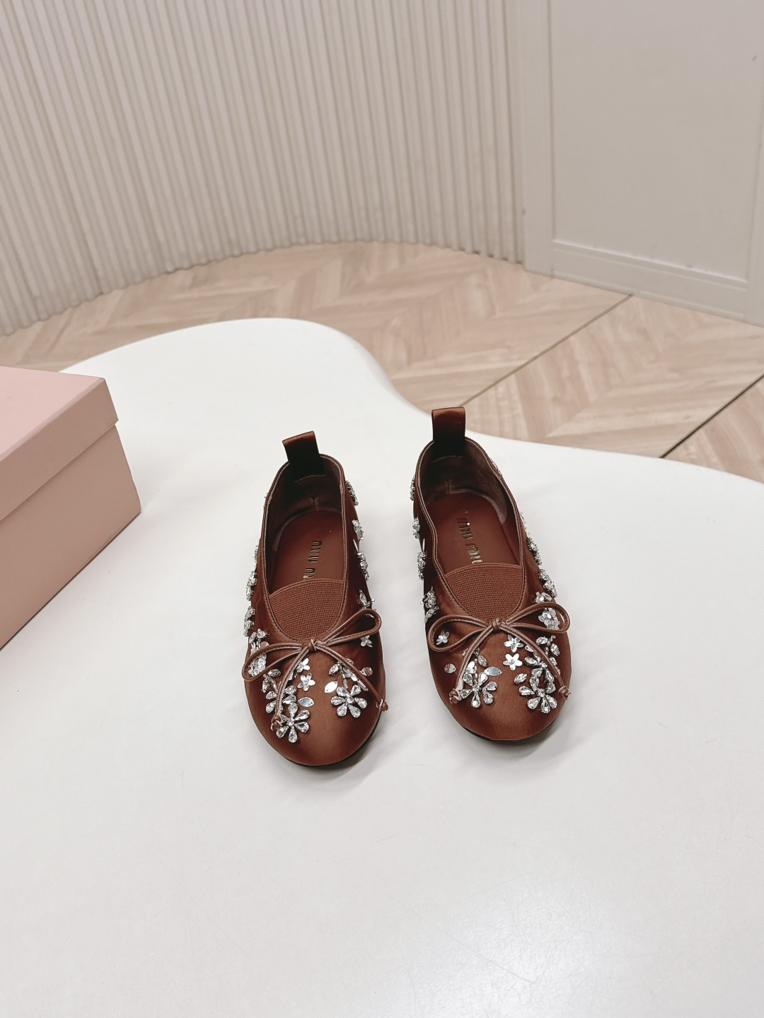 NO:682494,miumiu26 spring new single shoes Mary Jane shoes, versatile last shape, slim feet yyds. Three-dimensional and full shape, comfortable on the feet, full of aura, original forged surface, rhinestone flower design style, high-end and elegant, perfect details, dazzling and trendy. High mercerized upper surface, sheepskin lining, foot pad!  Rubber outsole Size: 35-40,Mary Jane,miumiu,mary jane,sheepskin19860909miumiu26春款 新款单鞋玛丽珍鞋 楦型百搭瘦脚yyds.造型立体饱满,上脚舒适 气场十足,原版煅面 水钻花朵设计风格 高级又优雅,细节完美 炫 潮. 鞋面高丝光煅面 羊皮里、垫脚！橡胶大底 Size: 35-40,玛丽珍,miumiu,mary jane,sheepskin,Women's Shoes