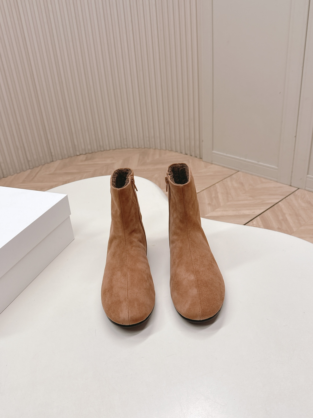 NO:694710,, The row's new Martin boots in wool are classic, simple, handsome and versatile ~ the shape of the shoes is super good, so easy to wear!  Light and not bulky!  Increase height and have long legs easily!  The perfect way to make your legs look slimmer~ It’s so fragrant~ The zipper design makes it easy to put on and take off, and it’s a style that can be worn in all seasons!  Fabric imported calfskin, customized wool lining, outsole mold, size 35-40 (40. Customized, non-returnable), boots, boots, cowhide19860909,羊毛里 The row 新款马丁靴短靴 经典简约帅气百搭～鞋形超好,好穿到飞起！轻盈不笨重！增高 轻松拥有大长腿！显腿瘦绝绝子~大香了～拉链设计 方便穿脱 四季可穿的款式！ 面料进口小牛皮 内里定制羊毛 大底模具大底 码数35-40（40.定做不退换）,靴子,boots,cowhide,Women's Shoes