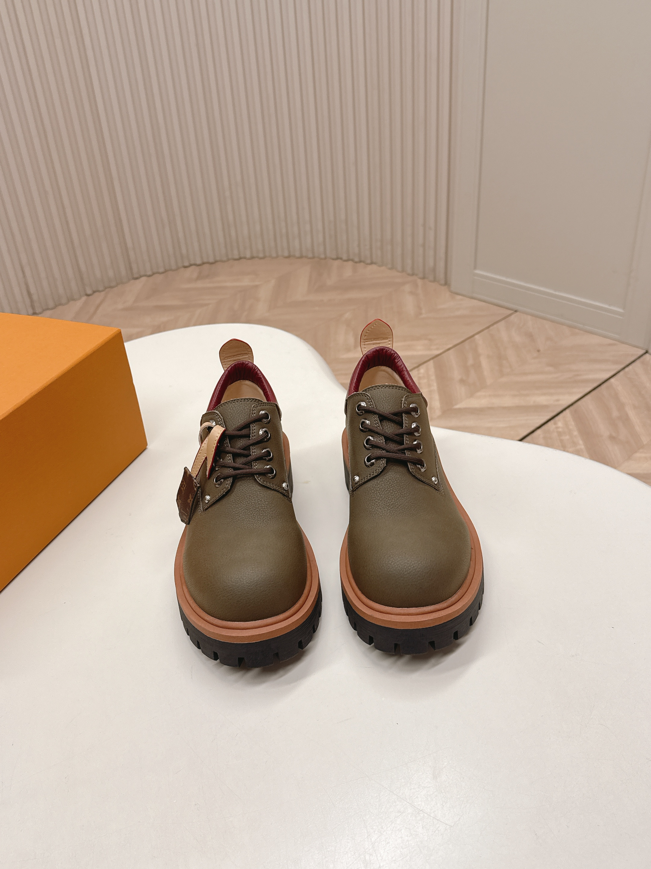 NO:682471,Couple style LV donkey brand retro large-toe neutral style thick-soled casual small leather shoes, simple and elegant, versatile for all seasons. The upper foot is not bound by routine, you can be yourself as you like~ Cowhide upper, leather lining, outsole genuine leather welt, original rubber outsole Size35-45, loafers, louis vuitton, louis vuitton, loafers, cowhide19860909情侣款 LV驴牌复古大头中性风厚底休闲小皮鞋 简约大气百搭四季通用 上脚不被常规所拘束,随心所欲做自己～ 鞋面牛皮 内里牛皮 大底真皮沿条,原版橡胶大底 Size35-45,乐福鞋,louis vuitton,louis vuitton,loafers,cowhide,Women's Shoes