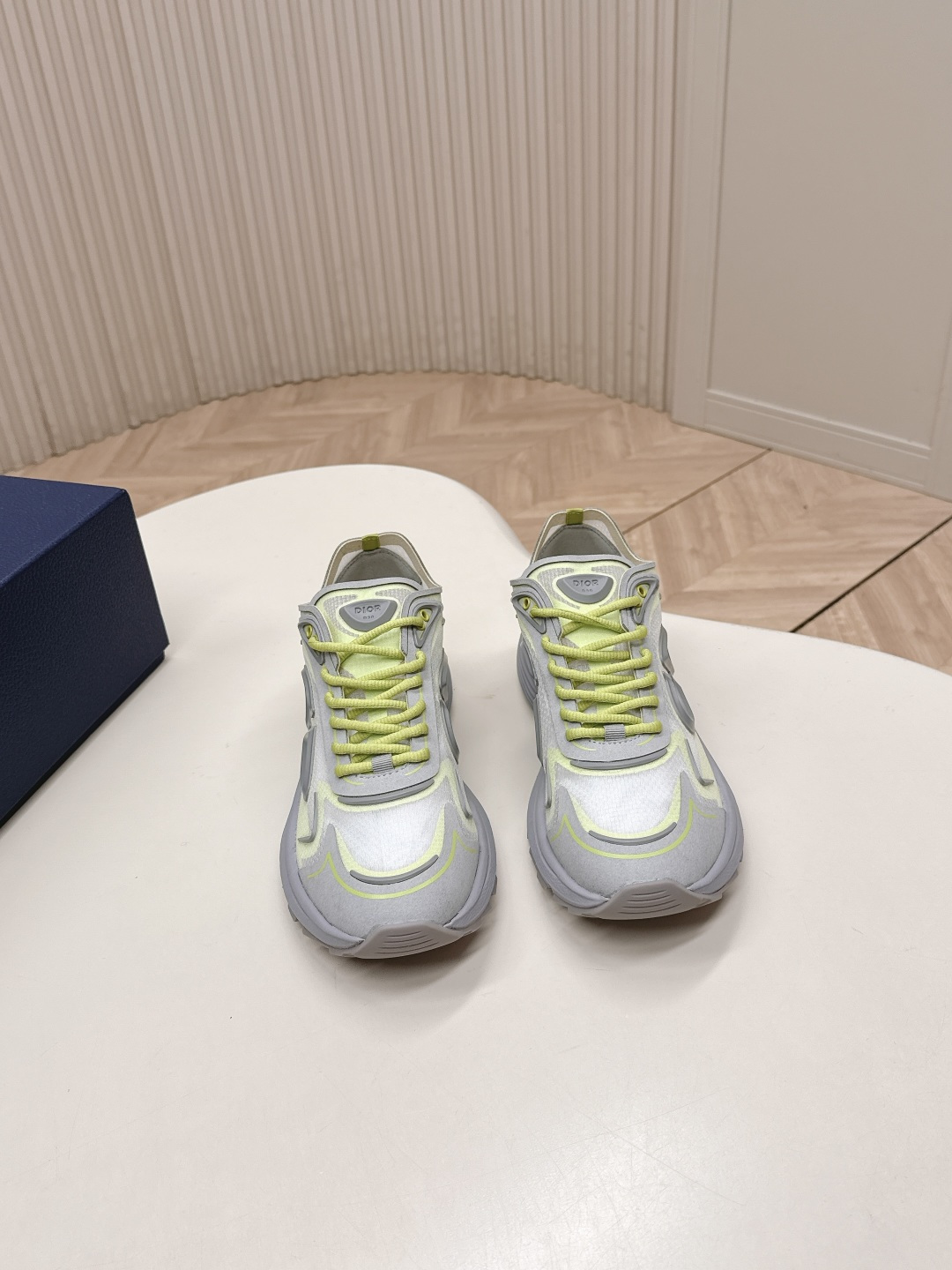 NO:695071,Top Version Dior Dior 26/ Spring B30 Series Countdown Technical Sports Shoes Casual Dad Shoes This B30 Countdown technical sports shoe is a new product of the 2026 spring men's wear series. The sporty silhouette combines high-end logos and technical performance, making it unique. Light and comfortable, drawing inspiration from modern running sports, using white and gray N30  Crafted from materials such as nylon, a multi-layered translucent breathable technical fabric. Finished with navy blue injection molded rubber panels and a CD30 logo reinterpreted in a graphic style for added style. Rubber Dior B30 and CD30 logos adorn the tongue and rear sides. The textured-effect sole is made from elastic rubber and foam and features classic details for ideal comfort. Pair with sportswear and casual looks for a refined look. Fabric Original custom technical fabric + mesh  Customized breathable lining, outsole original molded IP foam + TPU outsole Size #men's code 37-47 (37.38.46.47 customized, non-returnable), dad shoes, dior, dior, sneakers19860909顶级版本 Dior迪奥 26/ 春季 B30系列 Countdown 科技 运动鞋 休闲 老爹鞋 这款 B30 Countdown 科技运动鞋是二零二六春季男装系列新品,运动廓形结合高订标识和科技性能,别具一格.轻盈舒适,从现代跑步运动汲取灵感,采用白色和灰色 N30 尼龙等材质精心制作,这种尼龙是一种多层半透明的透气科技面料.饰以海军蓝色注塑橡胶镶片和以图案风格重新诠释的CD30 标志提升格调.鞋舌和后侧饰以橡胶 Dior B30 和CD30标志.纹理效果鞋底由弹性橡胶和泡棉制成,饰以多个经典细节,打造理想的舒适穿着体验.可与运动服饰和休闲装扮搭配,打造精致造型 面料原版定制科技面料+网面 内里定制透气内里 大底原版开模IP发泡+TPU大底 Size#男码37-47（37.38.46.47定做不退换）,老爹鞋,dior,dior,sneakers,Women's Shoes