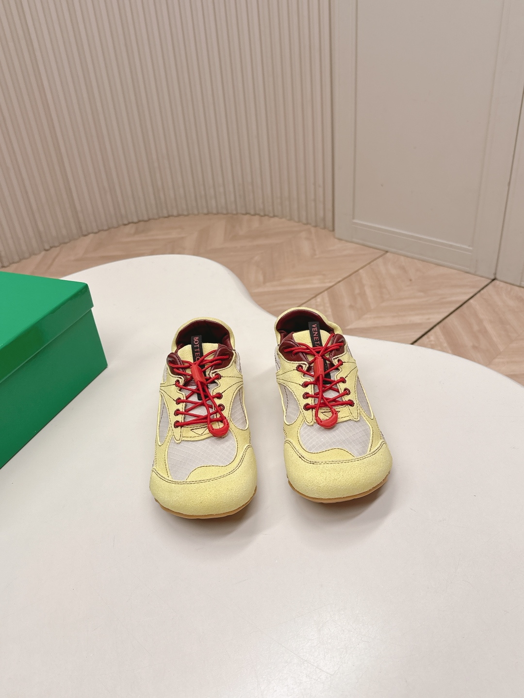 NO:693737,The popular Bottega Veneta (BV Bottega Veneta) OrbitFlash series retro sports shoes are released. Design style: Based on the retro running shoes of the 1990s, the shoe shape is flatter, streamlined, with a rounded toe, weakening the exaggerated logo, and creating a minimalist and high-end sense through splicing lines and geometric trimmings, with both sculptural texture and retro sports style.  Material technology The upper is made of lightweight nylon and covered with soft cage-like suede; the lining is lambskin, and the insole is embossed with the brand logo; the rubber outsole has brand engravings on the heel. Grip pattern size 35-41, casual shoes/sports shoes,bottega veneta,bottega veneta,tom ford,bottega veneta,sneakers,sheepskin,chamois leather19860909出 火爆款 Bottega Veneta(BV葆蝶家)OrbitFlash系列复古运动鞋 设计风格:以90年代复古跑鞋为蓝本,鞋型更扁平,流线型,鞋头圆润,弱化夸张logo,通过拼接线条和几何饰边营造极简高级感,兼具雕塑质感与复古运动风. 材质工艺鞋面以轻质尼龙为基底,覆盖柔软笼状麂皮；内衬是小羊皮,鞋垫压印品牌标志；橡胶外底鞋跟处有品牌刻纹 抓地纹路 35-41码,休闲鞋/运动鞋,bottega veneta,bottega veneta,tom ford,bottega veneta,sneakers,sheepskin,chamois leather,Women's Shoes