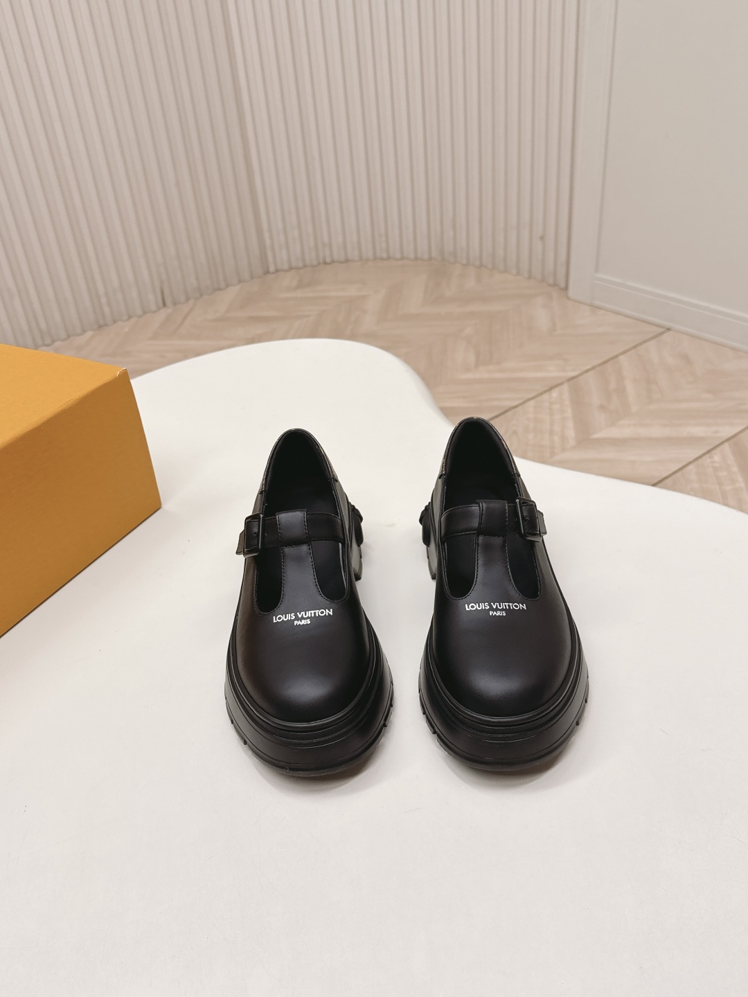 NO:707601,LV 26 early spring new thick-soled Mary Jane small leather shoes. This black thick-soled Mary Jane small leather shoes, with a classic T-strap and metal buckle, are retro and practical. The thick-soled design makes the legs taller and longer, and the soles are non-slip. They are OK for daily commuting or long walks. The heel has the LV presbyopia brand pattern, full of details, British style + modern sense, can be easily matched with skirts and trousers, and can be switched between sweet and cool or college style!  Comfortable and fashionable, all sisters can wear ~ Calfskin upper/open edge beads/LV presbyopia, lambskin lining, outsole original molded foam sole, size 35-40 (customized at 40.41), loafers, louis vuitton, loafers, mary jane, skirts, cowhide, sheepskin19860909LV 26早春新品厚底玛丽珍小皮鞋 这款黑色厚底玛丽珍小皮鞋,搭配经典T字带和金属扣,复古又实用.厚底设计显高显腿长,鞋底防滑,日常通勤或长时间走路都很OK .后跟有LV老花品牌花纹,细节满分,英伦风+现代感,裙装裤装都能轻松搭配,甜酷or学院风随心切换！舒适又时髦,姐妹们都能穿～ 鞋面小牛皮/开边珠/Lv老花 内里小羊皮 大底原版开模发泡鞋底 码数35-40（40.41订做）,乐福鞋,louis vuitton,loafers,mary jane,skirts,cowhide,sheepskin,Women's Shoes