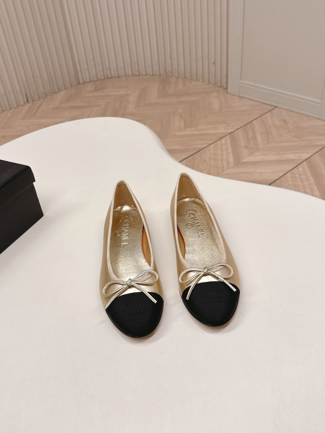 NO:707384,Out of 250Chanel｜Chanel 25S deerskin stitched ballet shoes Chanel 25S deerskin color-blocked ballet shoes, double C embroidered toe splicing, bow embellishment, simple, elegant and super recognizable!  The shoes have a slender shape, round toe design, and breathable lining. They are super comfortable to wear in spring and summer. They are flat and light, and can be easily used for commuting, shopping, and dating. They are full of silver luster and look great with skirts or jeans. They directly add a French romantic atmosphere!  Upper with deerskin stitching, lining with sheepskin, Italian genuine leather sole, size 34-42 (customized at 34.40.41.42), ballet shoes, chanel, chanel, skirts, jeans, sheepskin19860909出250Chanel｜香奈儿25S鹿皮拼接芭蕾舞鞋 香奈儿25S鹿皮拼色芭蕾舞鞋,双C刺绣鞋头拼接,蝴蝶结点缀,简约优雅又超有辨识度！鞋型修长,圆头设计,内里透气,春夏穿超舒服～平底轻便,通勤、逛街、约会都能轻松驾驭.银色光泽感满满,搭裙装或牛仔裤都很出彩,法式浪漫氛围感直接拉满！ 鞋面鹿皮拼接 内里羊皮里 意大利真皮底 码数34-42（34.40.41.42订做）,芭蕾舞鞋,chanel,chanel,skirts,jeans,sheepskin,Women's Shoes