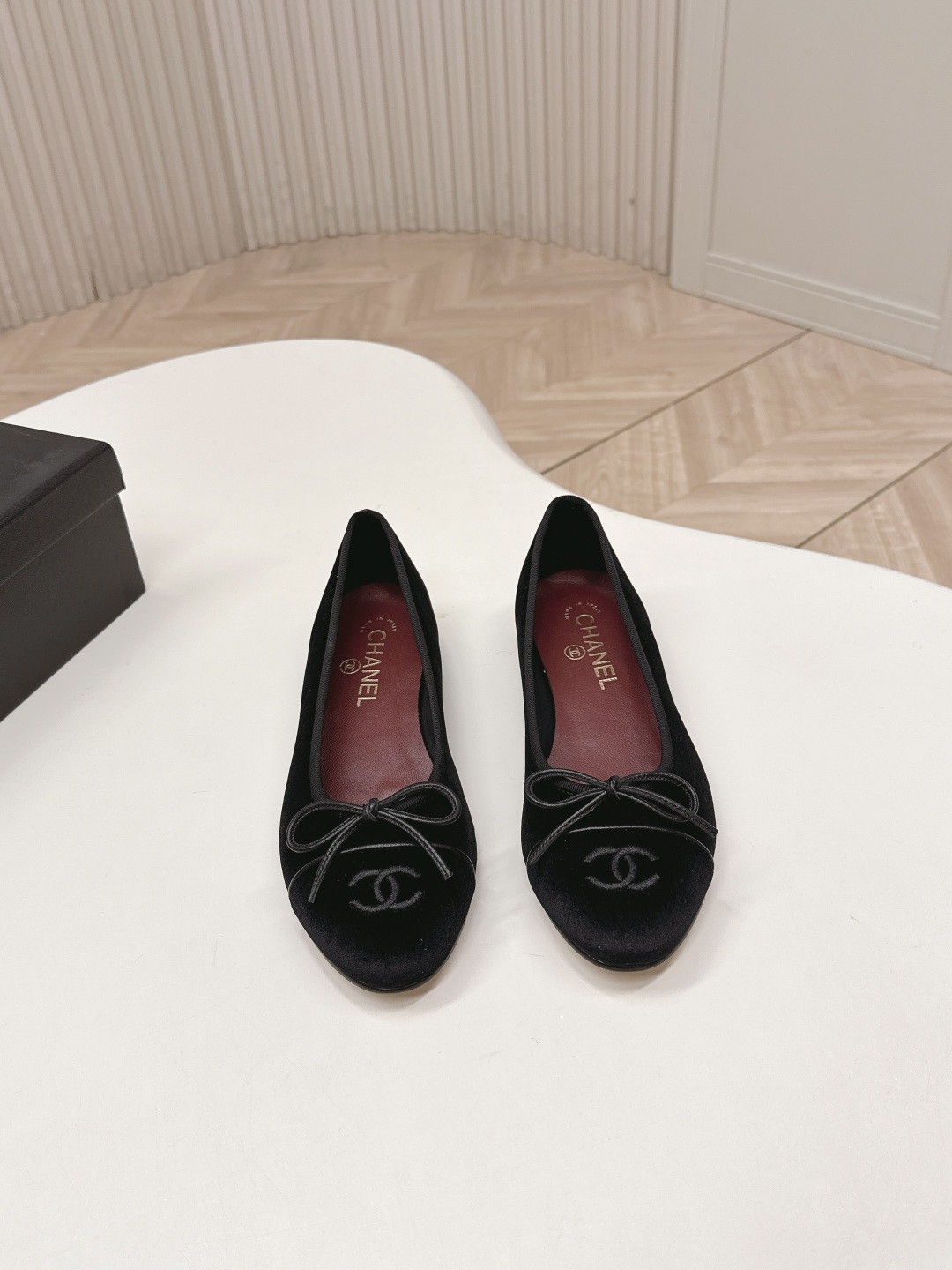 NO:707385,From Chanel｜Chanel 25S deerskin stitched ballet shoes Chanel 25S deerskin color-blocked ballet shoes, double C embroidered toe splicing, bow embellishment, simple, elegant and super recognizable!  The shoes have a slender shape, round toe design, and breathable lining. They are super comfortable to wear in spring and summer. They are flat and light, and can be easily used for commuting, shopping, and dating. They are full of silver luster and look great with skirts or jeans. They directly add a French romantic atmosphere!  Upper with deerskin stitching, lining with sheepskin, Italian genuine leather sole, size 34-42 (customized at 34.40.41.42), ballet shoes, chanel, chanel, skirts, jeans, sheepskin19860909出Chanel｜香奈儿25S鹿皮拼接芭蕾舞鞋 香奈儿25S鹿皮拼色芭蕾舞鞋,双C刺绣鞋头拼接,蝴蝶结点缀,简约优雅又超有辨识度！鞋型修长,圆头设计,内里透气,春夏穿超舒服～平底轻便,通勤、逛街、约会都能轻松驾驭.银色光泽感满满,搭裙装或牛仔裤都很出彩,法式浪漫氛围感直接拉满！ 鞋面鹿皮拼接 内里羊皮里 意大利真皮底 码数34-42（34.40.41.42订做）,芭蕾舞鞋,chanel,chanel,skirts,jeans,sheepskin,Women's Shoes