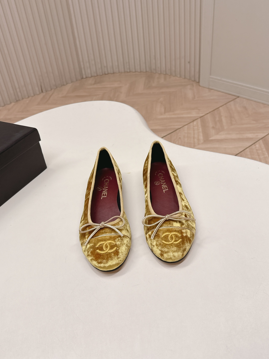 NO:707389,From Chanel｜Chanel 25S deerskin stitched ballet shoes Chanel 25S deerskin color-blocked ballet shoes, double C embroidered toe splicing, bow embellishment, simple, elegant and super recognizable!  The shoes have a slender shape, round toe design, and breathable lining. They are super comfortable to wear in spring and summer. They are flat and light, and can be easily used for commuting, shopping, and dating. They are full of silver luster and look great with skirts or jeans. They directly add a French romantic atmosphere!  Upper with deerskin stitching, lining with sheepskin, Italian genuine leather sole, size 34-42 (customized at 34.40.41.42), ballet shoes, chanel, chanel, skirts, jeans, sheepskin19860909出 Chanel｜香奈儿25S鹿皮拼接芭蕾舞鞋 香奈儿25S鹿皮拼色芭蕾舞鞋,双C刺绣鞋头拼接,蝴蝶结点缀,简约优雅又超有辨识度！鞋型修长,圆头设计,内里透气,春夏穿超舒服～平底轻便,通勤、逛街、约会都能轻松驾驭.银色光泽感满满,搭裙装或牛仔裤都很出彩,法式浪漫氛围感直接拉满！ 鞋面鹿皮拼接 内里羊皮里 意大利真皮底 码数34-42（34.40.41.42订做）,芭蕾舞鞋,chanel,chanel,skirts,jeans,sheepskin,Women's Shoes