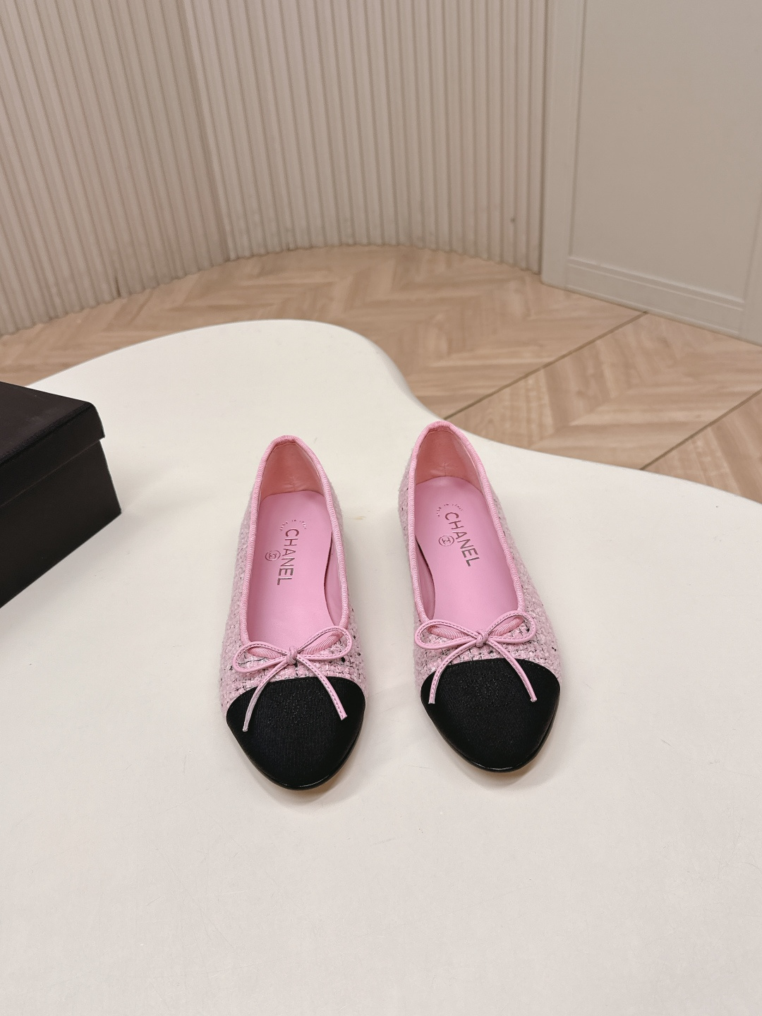 NO:707587,Chanel｜Chanel 25S deerskin stitched ballet shoes Chanel 25S deerskin color-blocked ballet shoes, double C embroidered toe splicing, bow embellishment, simple, elegant and super recognizable!  The shoes have a slender shape, round toe design, and breathable lining. They are super comfortable to wear in spring and summer. They are flat and light, and can be easily used for commuting, shopping, and dating. They are full of silver luster and look great when paired with skirts or jeans. They create a French romantic atmosphere!  Upper with deerskin stitching, lining with sheepskin, Italian genuine leather sole, size 34-42 (customized at 34.40.41.42), ballet shoes, chanel, chanel, skirts, jeans, sheepskin19860909Chanel｜香奈儿25S鹿皮拼接芭蕾舞鞋 香奈儿25S鹿皮拼色芭蕾舞鞋,双C刺绣鞋头拼接,蝴蝶结点缀,简约优雅又超有辨识度！鞋型修长,圆头设计,内里透气,春夏穿超舒服～平底轻便,通勤、逛街、约会都能轻松驾驭.银色光泽感满满,搭裙装或牛仔裤都很彩,法式浪漫氛围感直接拉满！ 鞋面鹿皮拼接 内里羊皮里 意大利真皮底 码数34-42（34.40.41.42订做）,芭蕾舞鞋,chanel,chanel,skirts,jeans,sheepskin,Women's Shoes