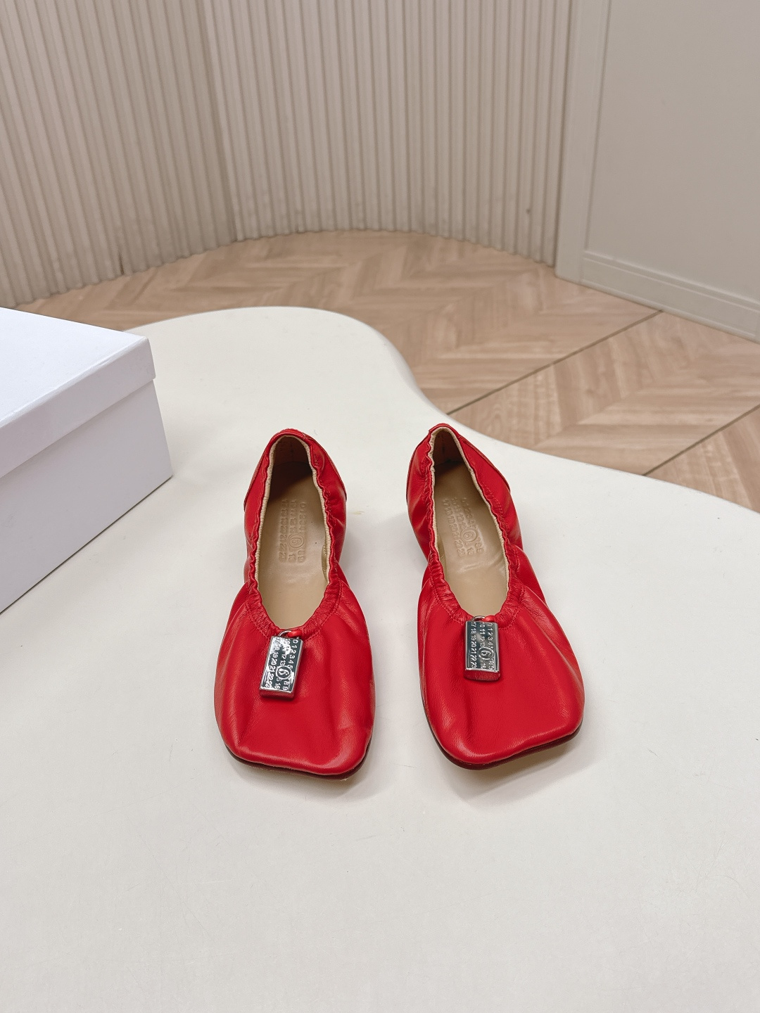 NO:707713,, Maison Margiela 26 vs early spring new series of special-shaped round-toe loafers... [Special-shaped round-toe shoes] The original version offers one-to-one comfort, better wrapping, full personality, and easy to match with various styles of clothes... Fabric: Original custom-made sheepskin original lock buckle Lining: Original custom-made sheepskin Foot pads: Original custom-made sheepskin Outsole: Original custom-made leather sole Heel height: 0.5cm (flat bottom) Code number:  35-39 (40. Customization is non-returnable) Packaging: Original full set of packaging, ballet shoes, masion margiela, loafers, sheepskin19860909,Maison Margiela马吉拉26vs早春新款异形圆头乐福单鞋系列……【异形圆头单鞋】 原版一比一打造舒适度,包裹性都比较好,个性十足,很好驾驭各种风格衣服搭配…… 面料: 原版定制羊皮原版锁扣 内里: 原版定制羊皮 垫脚: 原版定制羊皮 大底: 原版定制真皮底 跟高: 0.5cm（平底） 码数: 35-39（40.定制不退换） 包装: 原版全套包装,芭蕾舞鞋,masion margiela,loafers,sheepskin,Women's Shoes