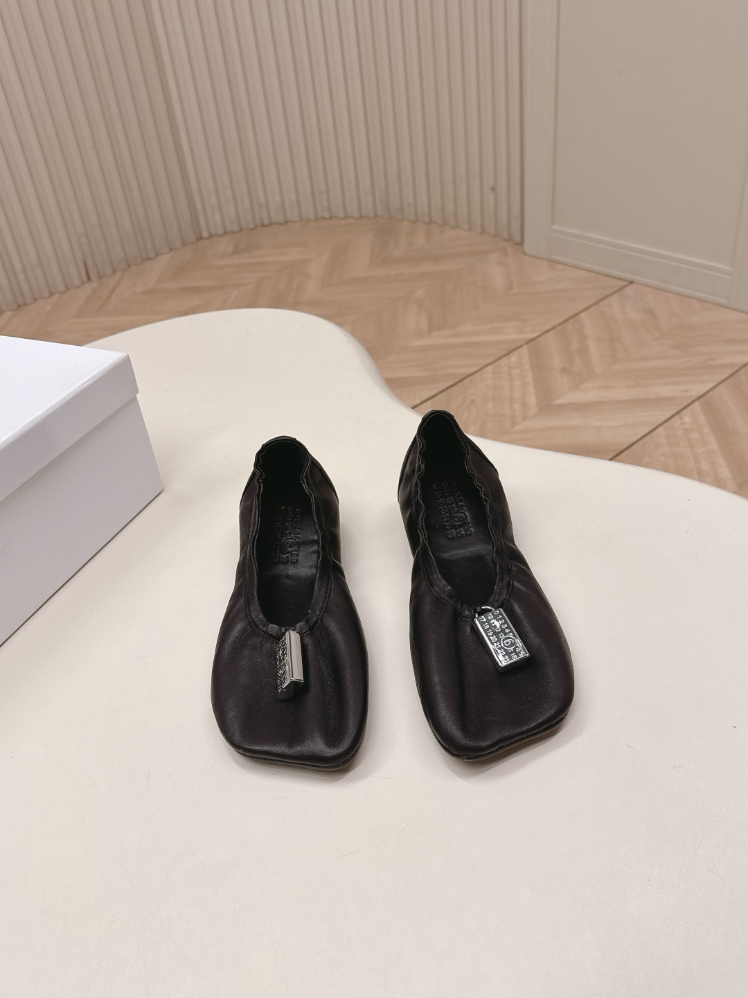 NO:707599,Maison Margiela 26 vs early spring new series of special-shaped round-toe loafers... [Special-shaped round-toe shoes] The original version provides one-to-one comfort, better wrapping, full personality, and easy to match with various styles of clothes... Fabric: Original customized sheepskin original lock buckle Lining: Original customized sheepskin Foot pads: Original customized sheepskin Outsole: Original customized genuine leather sole Heel height: 0.5cm (flat bottom) Code number:  35-39 (40. Customization is non-refundable) Packaging: Original full set of packaging Color: Official website updated simultaneously, ballet shoes, masion margiela, loafers, sheepskin19860909Maison Margiela马吉拉26vs早春新款异形圆头乐福单鞋系列……【异形圆头单鞋】 原版一比一打造舒适度,包裹性都比较好,个性十足,很好驾驭各种风格衣服搭配…… 面料: 原版定制羊皮原版锁扣 内里: 原版定制羊皮 垫脚: 原版定制羊皮 大底: 原版定制真皮底 跟高: 0.5cm（平底） 码数: 35-39（40.定制不退换） 包装: 原版全套包装 颜色:官网同步更新,芭蕾舞鞋,masion margiela,loafers,sheepskin,Women's Shoes