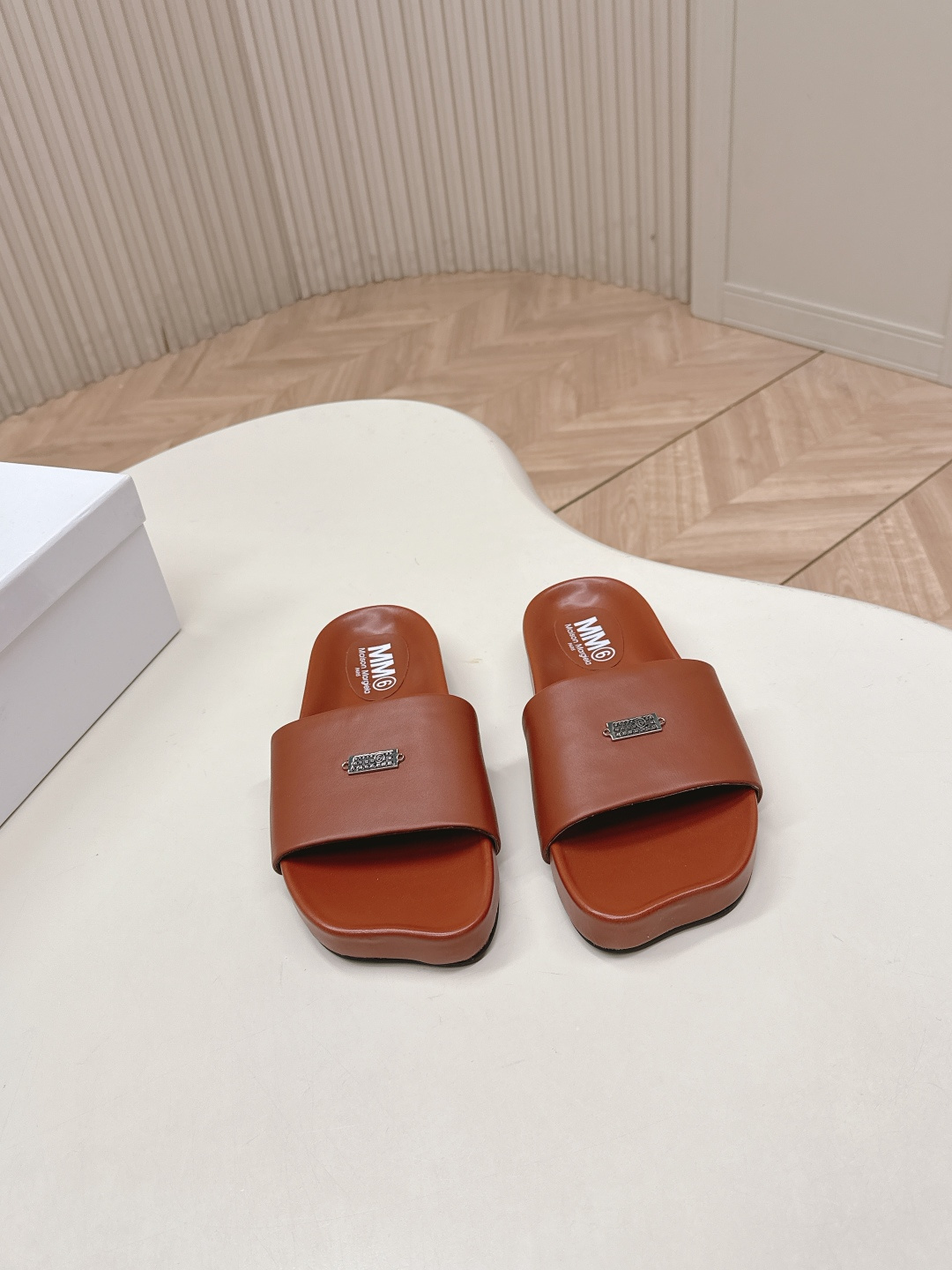 NO:707709,, Maison Margiela 26 vs early spring new series of special-shaped thick-soled sandals... [Special-shaped thick-soled sandals] The original version provides one-to-one comfort, better wrapping, full of personality, and easy to match with various styles of clothes... Fabric: Original customized sheepskin Lining: Original customized sheepskin Foot: Original customized sheepskin Outsole: Original customized anti-slip rubber bottom Heel height: Water platform thickness 2.5cm Size:  35-39 (40. Customization is non-refundable) Packaging: Original full set of packaging, slippers, masion margiela, sandals, slippers, sheepskin19860909,Maison Margiela马吉拉26vs早春新款异形厚底凉鞋系列……【异形厚底凉拖】 原版一比一打造舒适度,包裹性都比较好,个性十足,很好驾驭各种风格衣服搭配…… 面料: 原版定制羊皮 内里: 原版定制羊皮 垫脚: 原版定制羊皮 大底: 原版定制防滑橡胶底片 跟高: 水台厚2.5cm 码数: 35-39（40.定制不退换） 包装: 原版全套包装,拖鞋,masion margiela,sandals,slippers,sheepskin,Women's Shoes