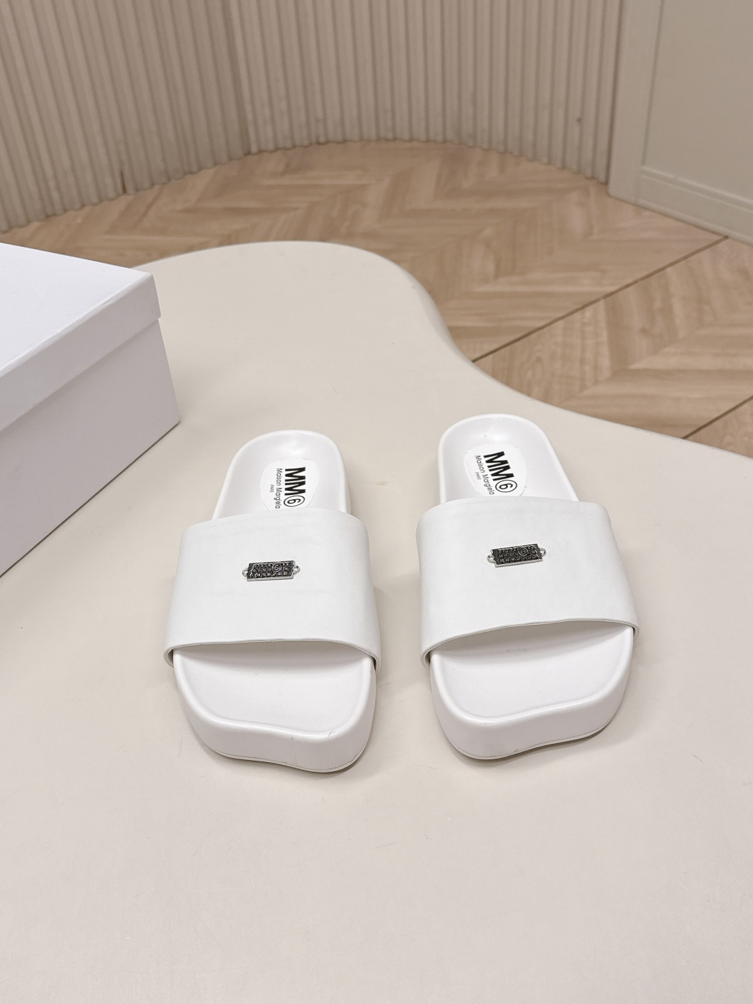 NO:707594,Maison Margiela 26 vs early spring new series of special-shaped thick-soled sandals... [Special-shaped thick-soled sandals] The original version provides one-to-one comfort, better wrapping, full personality, and easy to match with various styles of clothes... Fabric: Original customized sheepskin Lining: Original customized sheepskin Foot pads: Original customized sheepskin Outsole: Original customized anti-slip rubber bottom Heel height: Water platform thickness 2.5cm Size:  35-39 (40. Customization is non-refundable) Packaging: Original full set of packaging Color: Official website updated simultaneously, slippers, masion margiela, sandals, slippers, sheepskin19860909Maison Margiela马吉拉26vs早春新款异形厚底凉鞋系列……【异形厚底凉拖】 原版一比一打造舒适度,包裹性都比较好,个性十足,很好驾驭各种风格衣服搭配…… 面料: 原版定制羊皮 内里: 原版定制羊皮 垫脚: 原版定制羊皮 大底: 原版定制防滑橡胶底片 跟高: 水台厚2.5cm 码数: 35-39（40.定制不退换） 包装: 原版全套包装 颜色:官网同步更新,拖鞋,masion margiela,sandals,slippers,sheepskin,Women's Shoes