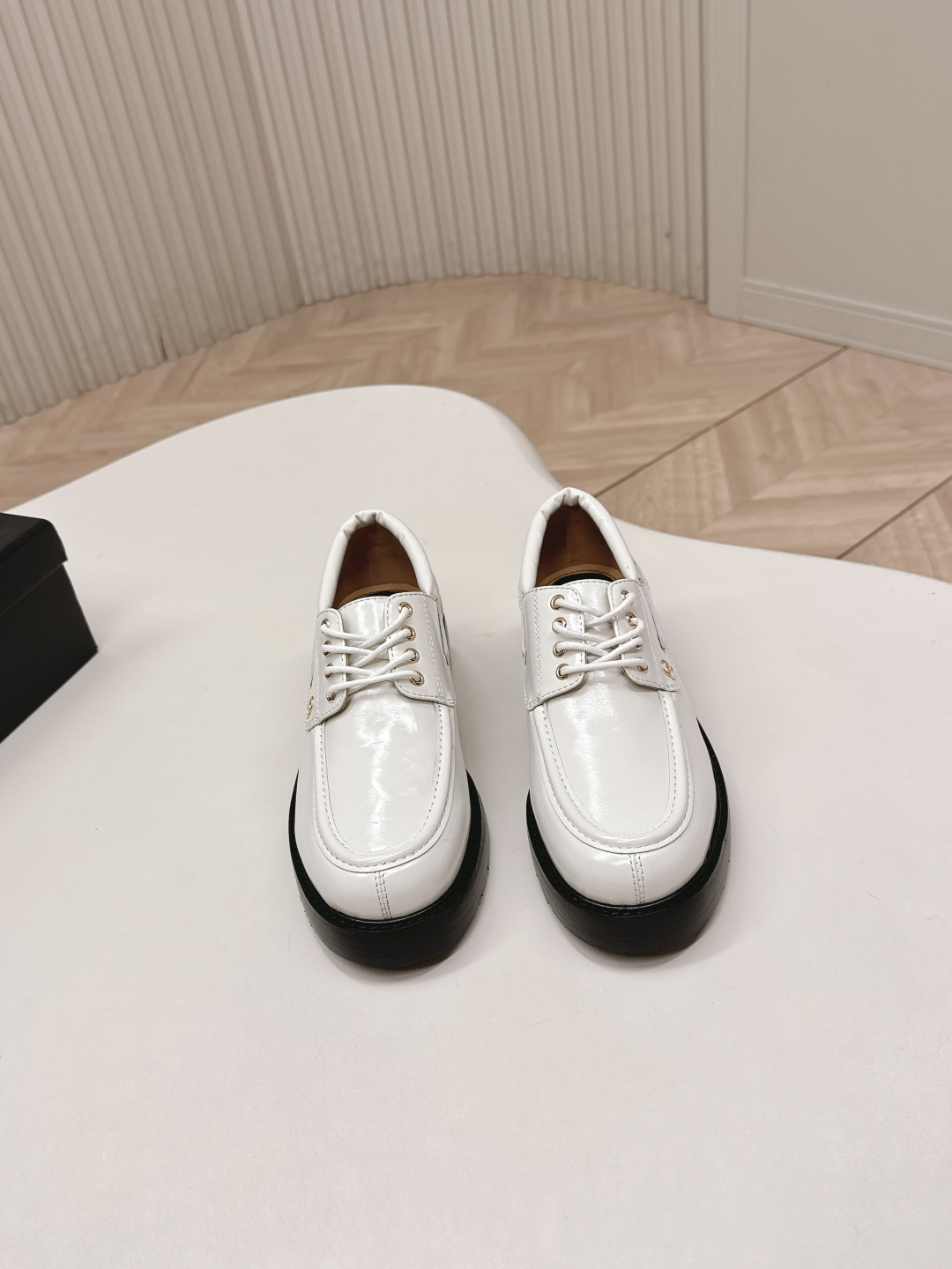 NO:707592,CHANEC Chanel Autumn and Winter Arc de Triomphe loafers, genuine products purchased and developed at the counter, hardware buckle design highly brand-recognizable, upper made of butter leather, digital laser logo, inner sheepskin, very comfortable on the feet, 5-layer combined outsole genuine leather welt, heel height 3.5CM, genuine full set packaging code number 35-.41 (40.41 customized, non-returnable, non-exchangeable), loafers, chanel, chanel, loafers, sheepskin19860909CHANEC香奈儿秋冬凯旋门乐福鞋、专柜正品购入开发、五金扣设计极具品牌辨识度鞋面进牛油皮、数码激光logo、内里羊皮、上脚非常舒适、5层组合大底真皮沿条、跟高3.5CM正品全套包装码数35-.41（40.41订做不退不换）,乐福鞋,chanel,chanel,loafers,sheepskin,Women's Shoes