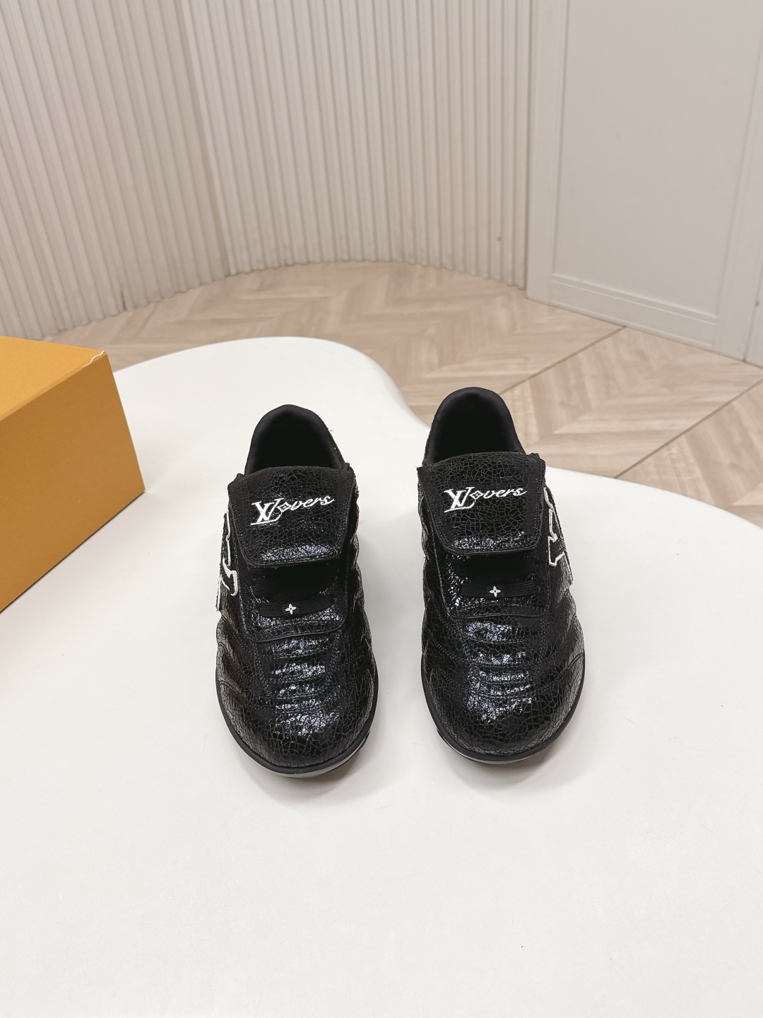 NO:707579,LV Louis Vuitton's latest Footprint series, couple's football sneakers, original purchase, development and production. This Footprint Soccer sneaker was unveiled in the 2026 Spring and Summer Series fashion show. It is the first sneaker designed by Pharrell Williams inspired by football shoes. The shoe is inspired by the football movement that spans generations and cultures, echoing the theme of unity and universal participation in the 2026 Spring and Summer Series fashion show. The shoe is famous for its smooth design, with a dynamic IV on the side. The Initials logo is embellished, the tongue is embellished with the Lvers United badge inspired by the football team, and the rubber soles with soles are decorated with multiple Louis Vuitton logos. Fabric: original imported cracked leather, original customized soft sheepskin lining, original open-molded two-color TPU combination sole, sole thickness 3.5CM Size: 35-45 (customized for women 40 and men 45), casual shoes/sports shoes, louis vuitton, louis vuitton,versace,sneakers,sheepskin19860909LV路易威登最新Footprint系列 情侣款足球运动鞋 原版购入开发 做货 这款 Footprint Soccer 运动鞋于2026春夏系列时装展中亮相,是Pharrell Williams 首次以足球鞋为灵感设计的运动鞋.鞋款的灵感来自跨越世代和文化的足球运动,呼应2026春夏系列时装展团结一致、全民参与的主题.鞋款以流丽的设计著称,侧面以富动感的IV Initials标志点缀,鞋舌缀有灵感来自足球队伍的Lvers United徽章,而脚掌纹橡胶鞋底饰有多款路易威登标志 面料:原版进口裂纹皮革 内里原版定制柔软羊皮里 鞋底原版开模双色TPU组合底 底厚3.5CM Size: 35-45（女40.男45定做）,休闲鞋/运动鞋,louis vuitton,louis vuitton,versace,sneakers,sheepskin,Women's Shoes