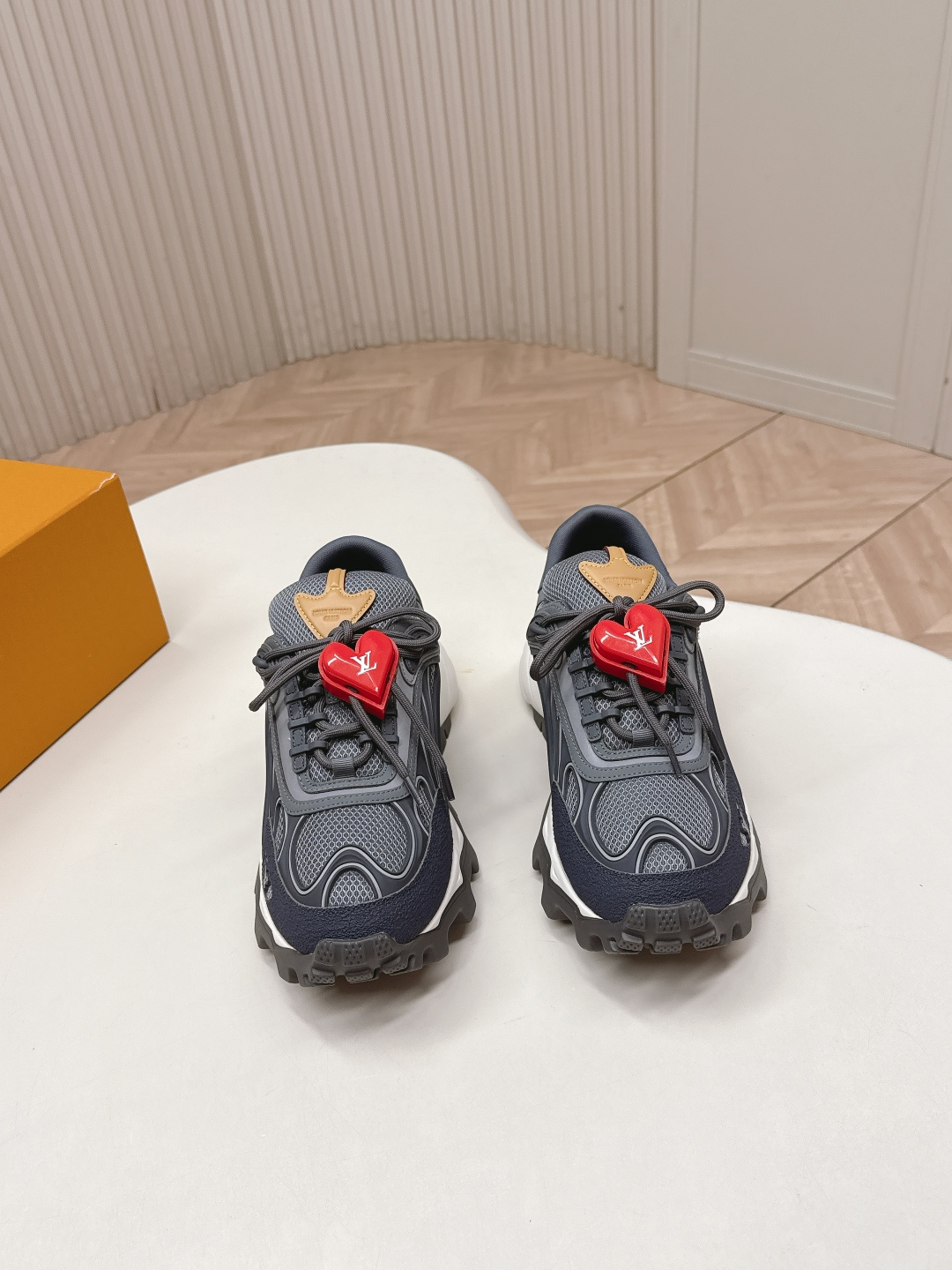 NO:707584,Button plus 60 LV Louis Vuitton L's new donkey brand Summit series outdoor casual sports shoes LV Summit sports shoes are known for their easy-to-wear modern style, which is suitable for both urban wear and outdoor environments. The upper is made of artificial leather and technical fabrics and other materials, and the pattern on it is reminiscent of the grain texture of Epi leather. The eye-catching ridges of the rubber outsole provide color grip and stability. Exquisite packaging at the delivery counter. Fabric: Original custom imported cowhide + mesh  Inner lining: Original customized breathable mesh Outsole: Original molded foam rubber material Sole thickness: 5CM Size: Men's 39-46 (customized 46), casual shoes/sports shoes, louis vuitton, louis vuitton, louis vuitton, louis vuitton, sneakers, cowhide19860909扣子加60 LV路易威登 L家新款驴牌 Summit系列 户外 休闲 运动鞋 LV Summit 运动鞋以易搭摩登风格见长,既适合城市穿着,也能胜任户外环境.鞋面由人造革与科技织物等多种材质拼接而成,其上的图案令人联想起 Epi 皮革的粒面纹理.橡胶外底的醒目凸纹,提供了色抓地力与稳定性 配送专柜精美包装 面料: 原版定制进口牛皮+网面 内里: 原版定制透气网里 大底: 原版开模发泡橡胶材质 底厚: 5CM Size: 男款39-46(46定做),休闲鞋/运动鞋,louis vuitton,louis vuitton,louis vuitton,louis vuitton,sneakers,cowhide,Women's Shoes