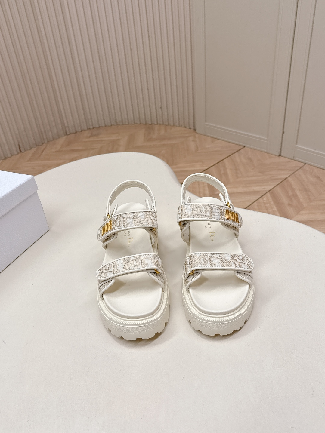 NO:722906,The latest spring and summer new colors, classic upgrades plus 2026 new colors Dior Dior classic Velcro sandals and slippers series original replica high version super durable and versatile style very comfortable on the foot, slim and white original custom upper, original d hardware buckle, original TPU outsole size 35-41 (41.42. Customized non-returnable), slippers and sandals, dior, dior, sandals, slippers19860909最新春夏新色,经典升级加2026新色系 Dior迪奥 经典魔术贴凉鞋拖鞋系列 原版复刻 高版本 超耐看超百搭款 上脚非常舒适 显瘦又显白 鞋面原版定制鞋面,原版d五金扣 ,原版TPU大底 码数35-41（41.42.定制不退换）,拖鞋凉鞋,dior,dior,sandals,slippers,Women's Shoes