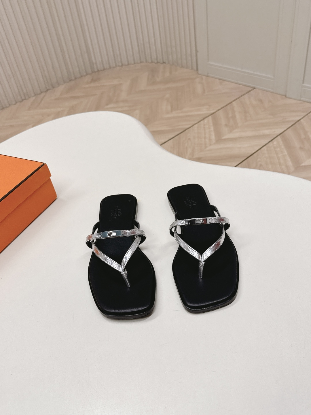 NO:747844,High version of Hermes, new Kelly buckle flip-flops, H slippers, sandals, original purchase, development, production, classic shoe style. This shoe is the finishing touch in your wardrobe, fully demonstrating the classic Hermes style. The fabric is first-layer cowhide. The foot pads are cowhide lining. The sole is original Italian leather outsole. The bottom thickness is 1CM. Size: Women's 35-40  /41 order, split-toe shoes, slippers, hermes, hermes, sandals, slippers, cowhide, Leather soles19860909高版 Hermes爱马仕 新 Kelly扣人字拖鞋 H拖 凉鞋 原版购入开发 做货 经典鞋型 此鞋款是您衣橱中的点睛单品,充分展现爱马仕经典风格 面料头层牛皮 垫脚牛皮里 鞋底原版意大利真皮大底 底厚1CM Size:女款35-40 /41订,分趾鞋拖鞋,hermes,hermes,sandals,slippers,cowhide,Leather soles,Women's Shoes