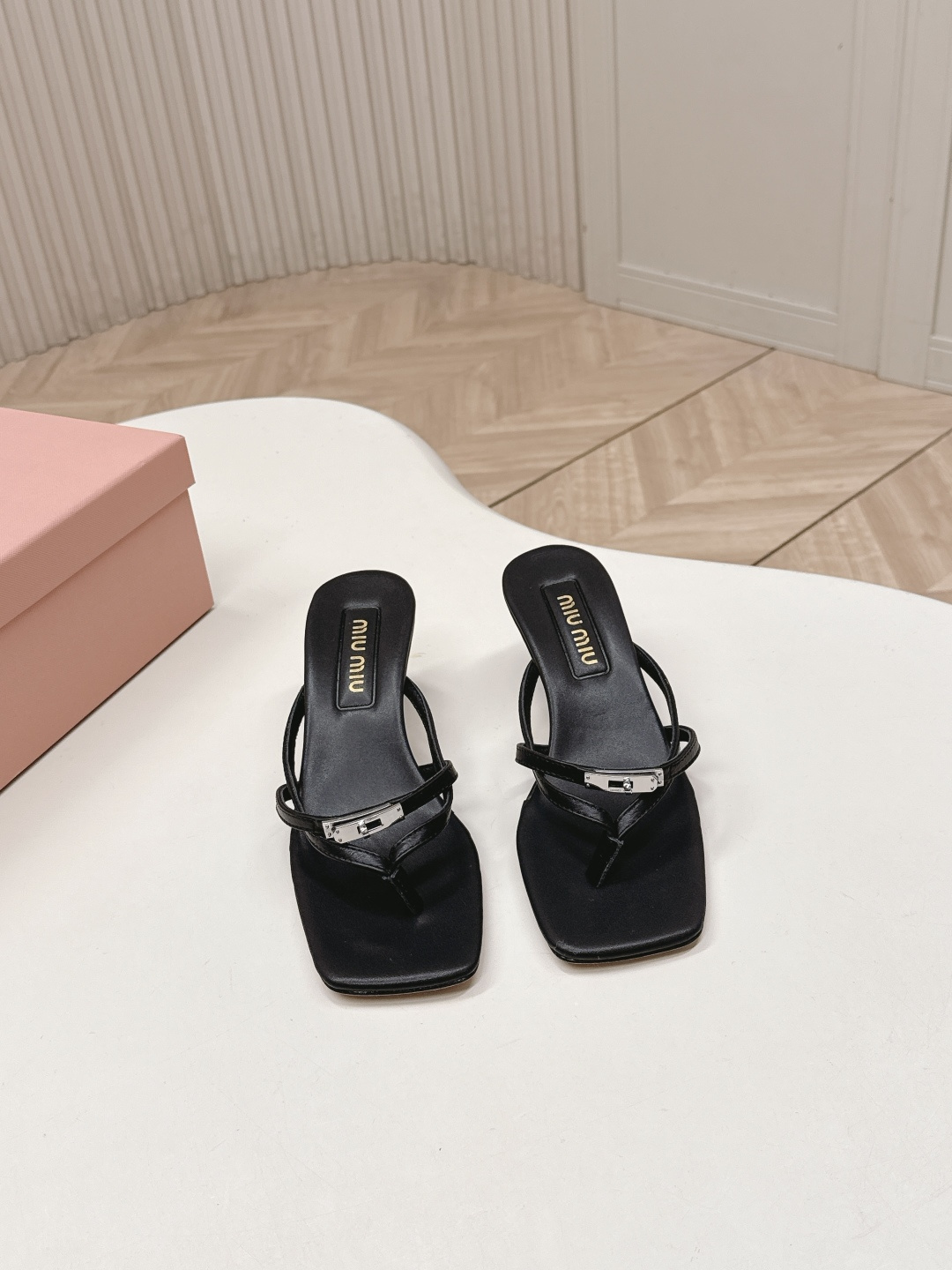 NO:747854,High version MiuMiu F032 2026ss spring and summer new sandals series-k buckle high-heeled model developed by ZP. Original disassembly. Second-selling ordinary version on the market. Miumiu is really too girly!  The upper is super soft and comfortable!  Imported calfskin upper, sheepskin lining, Italian genuine leather outsole, heel height 5.0cm, size 35-40 (40.41 custom made, non-refundable), split-toe slippers, miumiu, slippers, cowhide, sheepskin, Leather soles19860909高版本  MiuMiu缪缪F032 2026ss春夏新款凉拖鞋系列-k扣高跟款 Zp开发 原版拆卸 秒杀市面普通版本,miumiu真的太少女啦！鞋面超级软糯 舒适度超高！ 鞋面进口小牛皮 内里羊皮内里 鞋底意大利真皮大底 跟高5.0cm 码数35-40（40.41订做不退换）,分趾鞋拖鞋,miumiu,slippers,cowhide,sheepskin,Leather soles,Women's Shoes