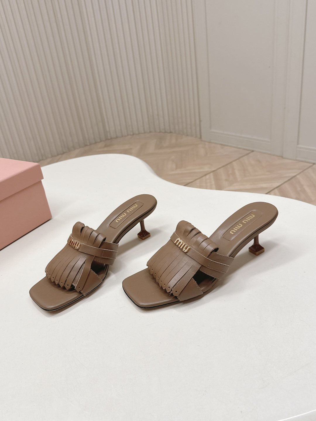 NO:747869,High version MiuMiu F032 2026ss new spring and summer sandals series - tassel high-heeled model Zp development original disassembly and instant kill of the ordinary version on the market, miumiu is really too girly!  The upper is super soft and comfortable!  Imported calfskin upper, sheepskin lining, Italian genuine leather outsole, heel height 5.0cm, size 35-40 (40.41 custom made, non-refundable), split-toe slippers, miumiu, slippers, cowhide, sheepskin, Leather soles19860909高版本  MiuMiu缪缪F032 2026ss春夏新款凉拖鞋系列-流苏高跟款 Zp开发 原版拆卸 秒杀市面普通版本,miumiu真的太少女啦！鞋面超级软糯 舒适度超高！ 鞋面进口小牛皮 内里羊皮内里 鞋底意大利真皮大底 跟高5.0cm 码数35-40（40.41订做不退换）,分趾鞋拖鞋,miumiu,slippers,cowhide,sheepskin,Leather soles,Women's Shoes