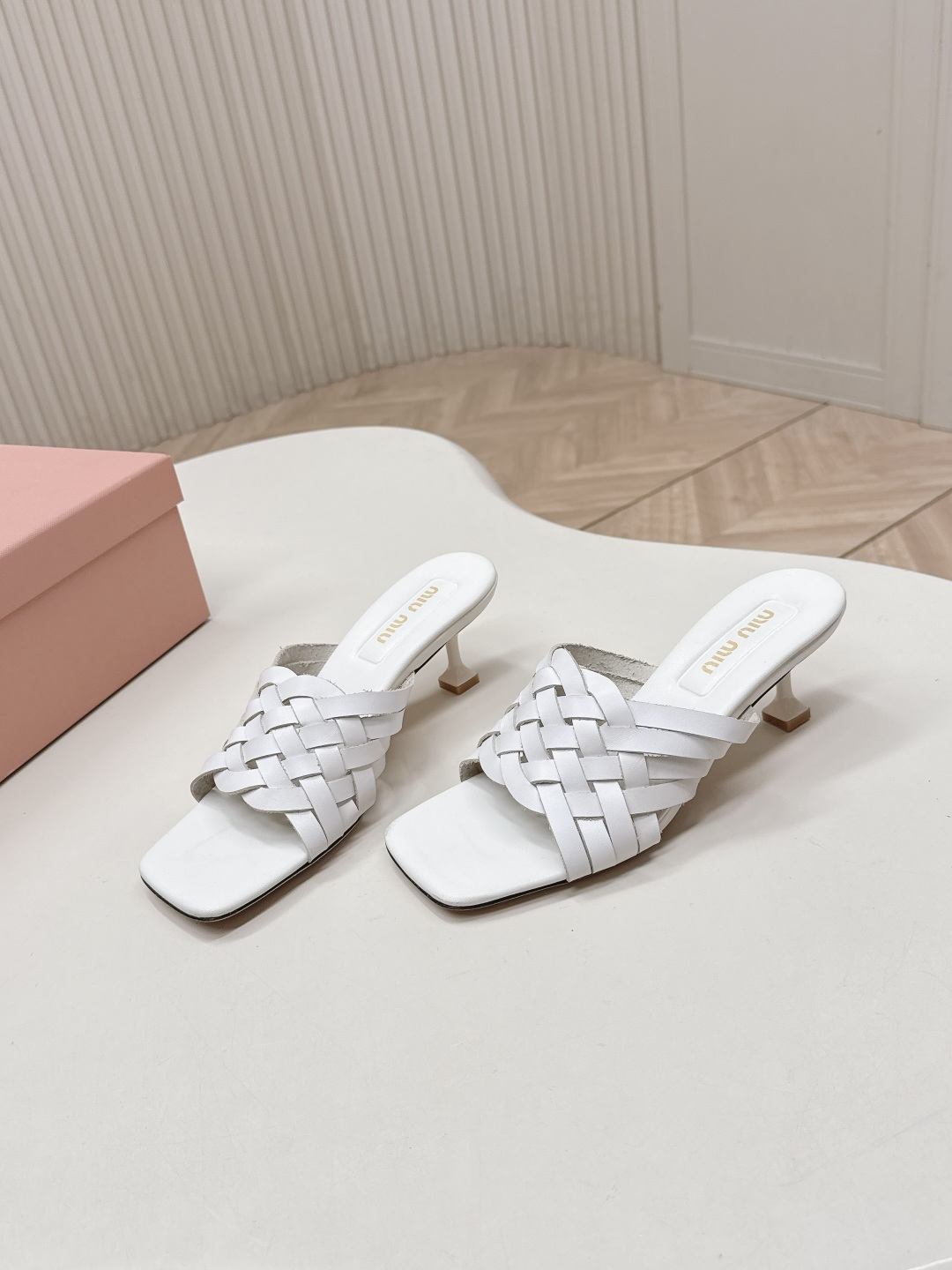 NO:747860,High version MiuMiu F032 2026ss new spring and summer sandals series - braided high-heeled model developed by ZP. Original version disassembled and sold out of the ordinary version on the market. Miumiu is really too girly!  The upper is super soft and comfortable!  Imported calfskin upper, sheepskin lining, Italian genuine leather outsole, heel height 5.0cm, size 35-40 (40.41 custom made, non-refundable), split-toe slippers, miumiu, slippers, cowhide, sheepskin, Leather soles19860909高版本  MiuMiu缪缪F032 2026ss春夏新款凉拖鞋系列-编织高跟款 Zp开发 原版拆卸 秒杀市面普通版本,miumiu真的太少女啦！鞋面超级软糯 舒适度超高！ 鞋面进口小牛皮 内里羊皮内里 鞋底意大利真皮大底 跟高5.0cm 码数35-40（40.41订做不退换）,分趾鞋拖鞋,miumiu,slippers,cowhide,sheepskin,Leather soles,Women's Shoes