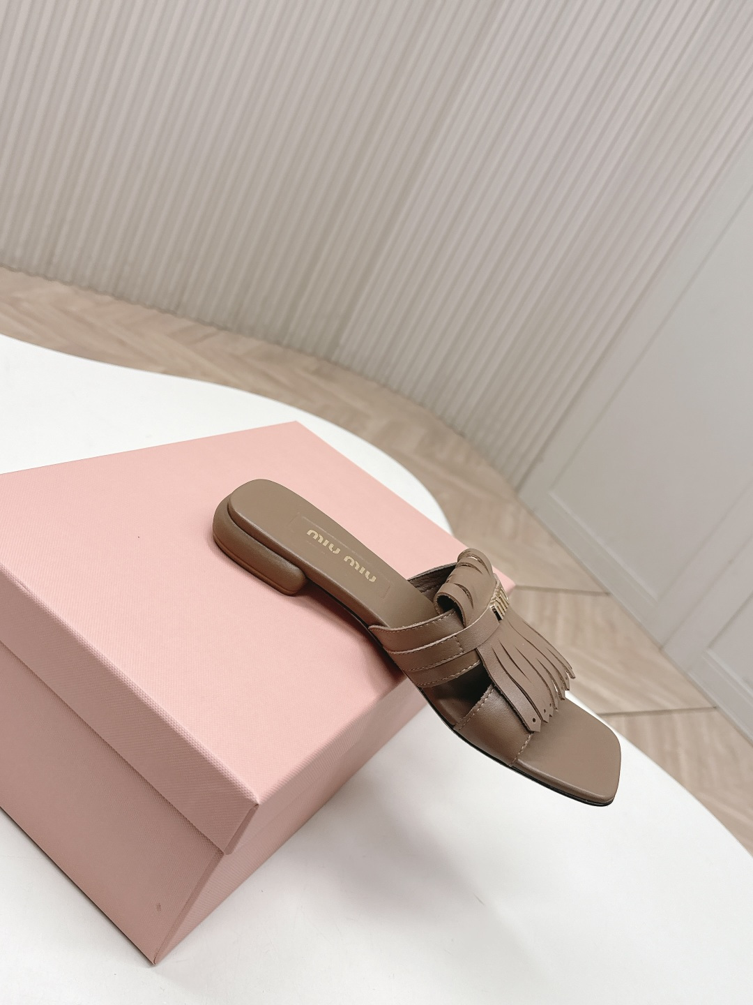 NO:747866,High version MiuMiu F032 2026ss new spring and summer sandals series - tassel flat heel style Zp developed original version disassembly and sold out the ordinary version on the market, miumiu is really too girly!  The upper is super soft and comfortable!  Imported calfskin upper, sheepskin lining, Italian genuine leather outsole, size 35-40 (40.41 custom-made, non-returnable), split-toe slippers, miumiu, slippers, cowhide, sheepskin, Leather soles19860909高版本  MiuMiu缪缪F032 2026ss春夏新款凉拖鞋系列-流苏平跟款 Zp开发 原版拆卸 秒杀市面普通版本,miumiu真的太少女啦！鞋面超级软糯 舒适度超高！ 鞋面进口小牛皮 内里羊皮内里 鞋底意大利真皮大底 码数35-40（40.41订做不退换）,分趾鞋拖鞋,miumiu,slippers,cowhide,sheepskin,Leather soles,Women's Shoes