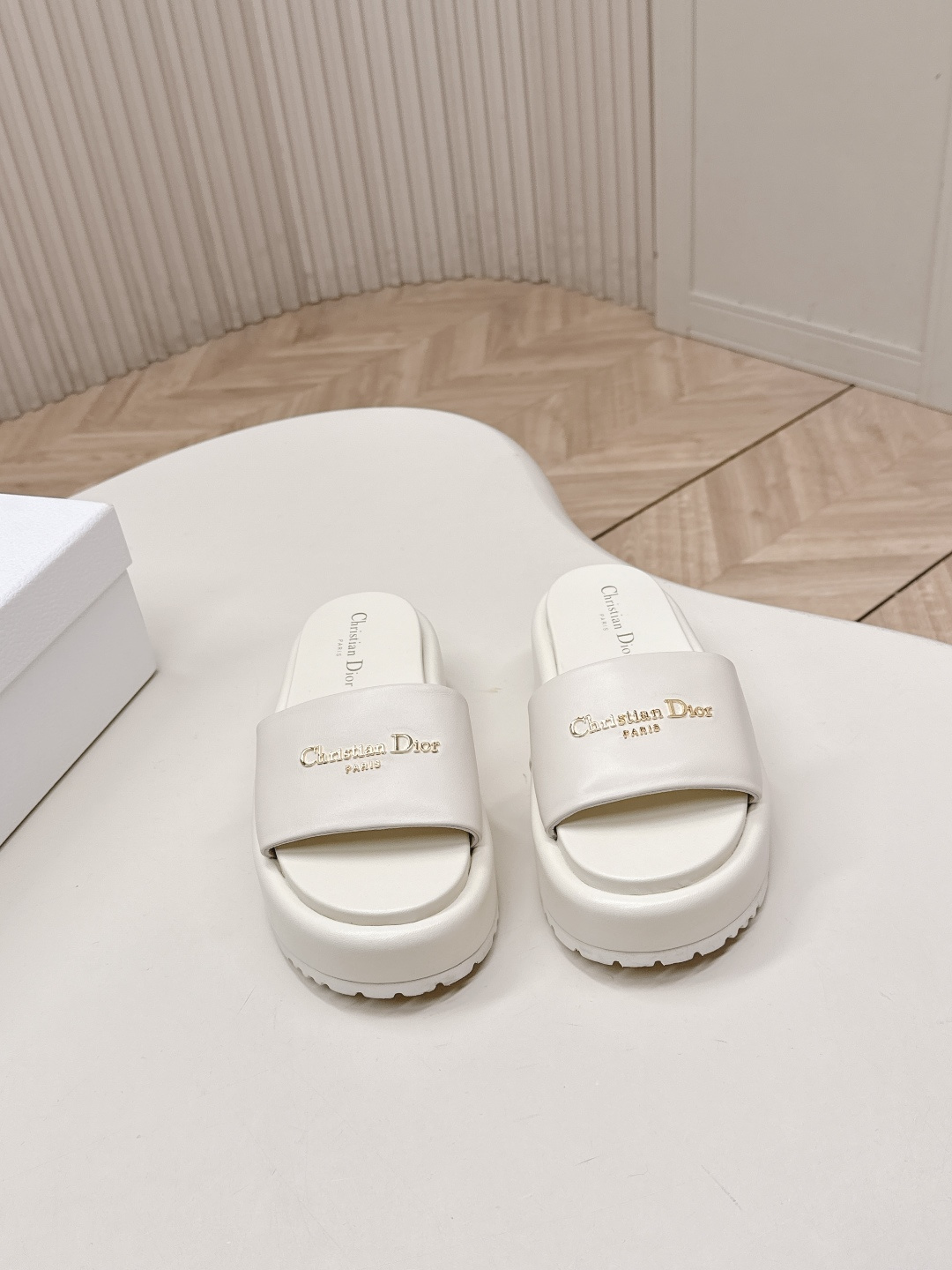 NO:722868,, Dior #Dior's 2026 early spring new style, the one-line slippers and sandals that you want at first glance are simple and elegant, 'low-key luxury!  Equipped with an eye-catching Chanristian Dior logo buckle #very high-end, comfortable to wear, good-looking and easy to match #can be worn in spring, summer, autumn and winter!  Imported cowhide for the upper, water-dyed cowhide lining, original outsole, size 35-41 (customized at 40.41), slippers, chanel, dior, dior, sandals, slippers, cowhide19860909,Dior #迪奥2026早春新款一眼就想要的一字带拖鞋凉鞋简单大方‘低调奢华！ 配上醒目的Chanristian Dior标志扣#非常高级 穿着舒适好看而且好搭配#春夏秋冬都以穿！ 鞋面进口牛皮 内里水染牛皮 大底原版大底 size35-41码（40.41定制）,拖鞋,chanel,dior,dior,sandals,slippers,cowhide,Women's Shoes
