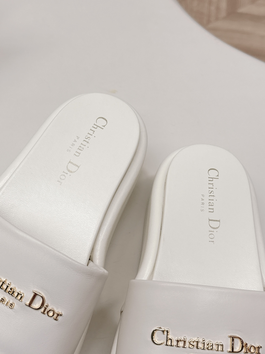 Dior 𝐃𝐢𝐎𝐑 #迪奥2026早春新款一眼就想要的一字带拖鞋凉鞋简单大方‘低调奢华