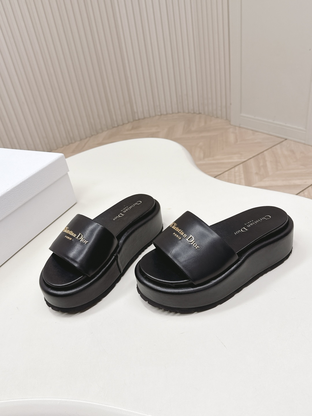 Dior 𝐃𝐢𝐎𝐑 #迪奥2026早春新款一眼就想要的一字带拖鞋凉鞋简单大方‘低调奢华