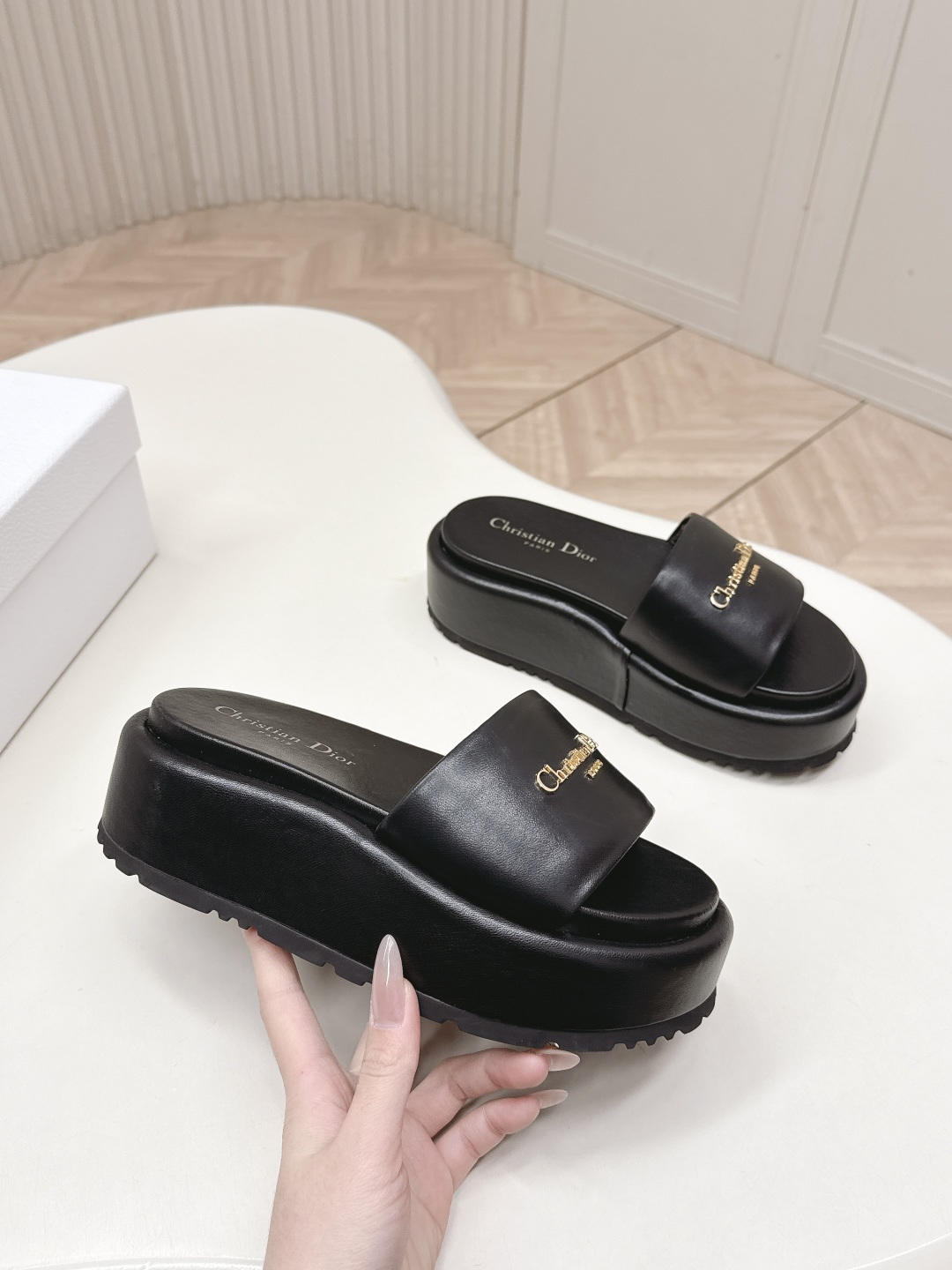 Dior 𝐃𝐢𝐎𝐑 #迪奥2026早春新款一眼就想要的一字带拖鞋凉鞋简单大方‘低调奢华