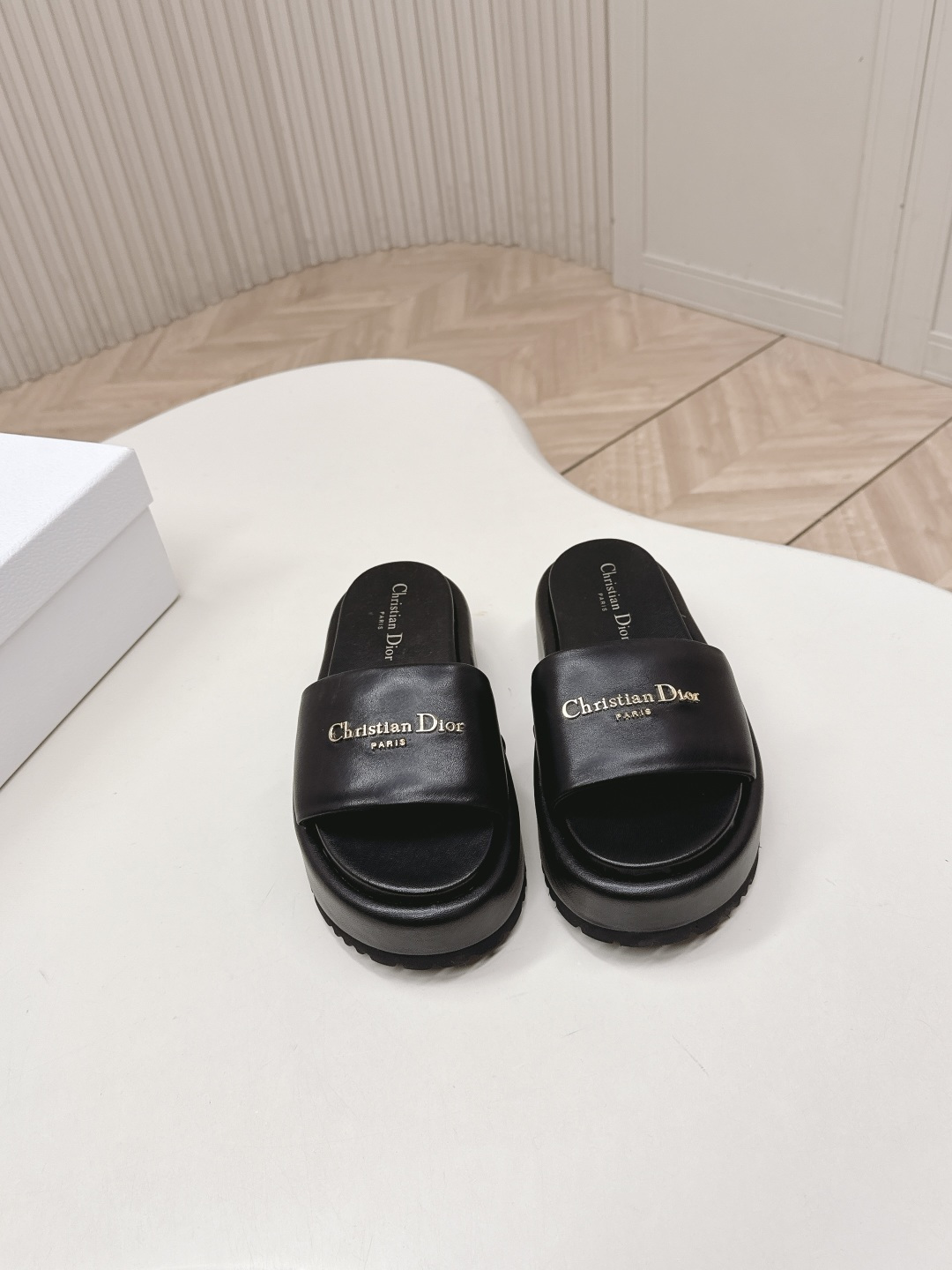 Dior 𝐃𝐢𝐎𝐑 #迪奥2026早春新款一眼就想要的一字带拖鞋凉鞋简单大方‘低调奢华