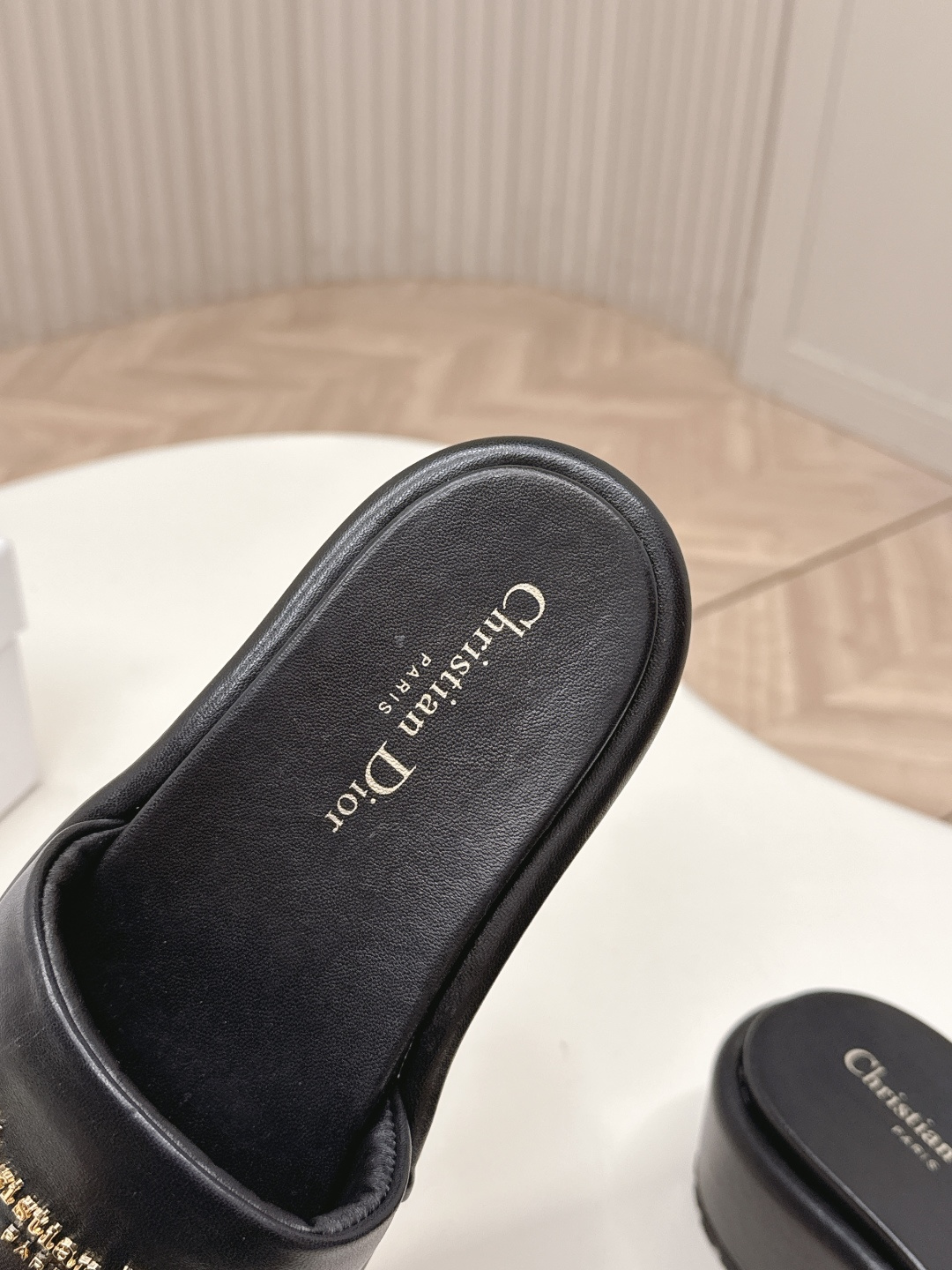 Dior 𝐃𝐢𝐎𝐑 #迪奥2026早春新款一眼就想要的一字带拖鞋凉鞋简单大方‘低调奢华